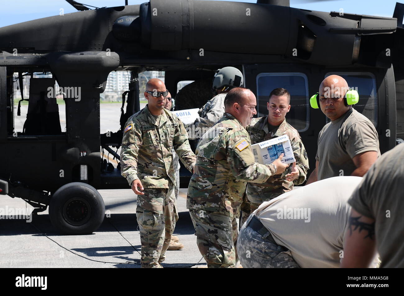 La Guardia Nazionale di Porto Rico è la forza di riserva militare che serve il Commonwealth di Porto Rico sotto la doppia autorità federale e territoriale. Il 29 settembre 2017, i cittadini-soldati della Army Aviation Support Facility distribuirono acqua e cibo a Orocovis dopo l'uragano Maria, coordinandosi con la polizia municipale per il trasporto di ripari. L'immagine di archivio documenta la consegna dei materiali di soccorso in caso di disastro. Foto Stock