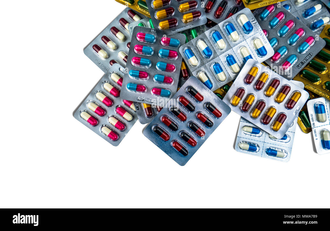 Pila di capsula di antibiotico pillole in confezione blister isolato su sfondo bianco con copia spazio. La resistenza al farmaco. Industria del packaging farmaceutico conc Foto Stock