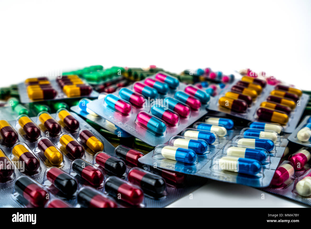 Pila di capsula di antibiotico pillole in confezione blister isolato su sfondo bianco con copia spazio. La resistenza al farmaco. Industria del packaging farmaceutico conc Foto Stock