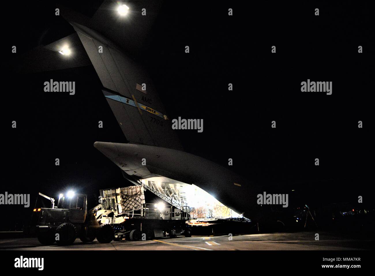 Il 3d Airlift Squadron raggiunge 7170 equipaggio e 123risposta di emergenza gruppo aviatori lo scarico di acqua e di cibo da una C-17 Globemaster III per essere distribuiti ai superstiti di uragano a San Juan Luis Muñoz Marín Aeroporto di San Juan, Puerto Rico, a sett. 30, 2017. Raggiungere 7170 consegnato 118 mila libbre di pasti pronti da mangiare e acqua in bottiglia per essere distribuito in tutta l'devastato Puerto Rico con l aiuto di aviatori da 123contingenza Gruppo di risposta. (U.S. Air Force foto di Tech. Sgt. Matt Davis) Foto Stock