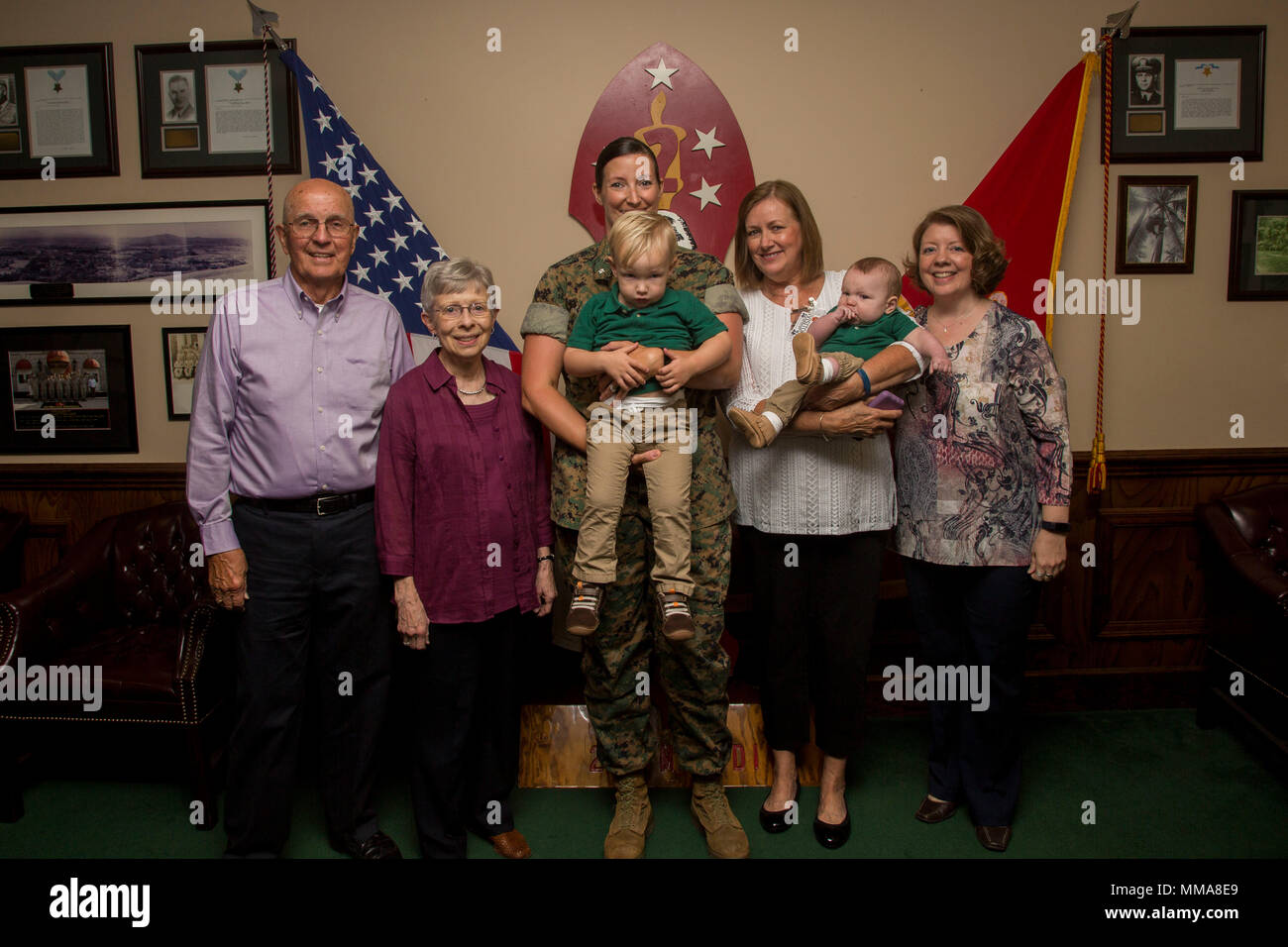 Stati Uniti Marine Corps Lt. Col. Sarah B. Lenz pone con la sua famiglia in seguito la sua cerimonia di promozione su Camp Lejeune, N.C., Ottobre 2, 2017. Lenz è stato promosso da maggiore a tenente colonnello da Col. Christian G. Cabaniss. (U.S. Marine Corps photo by Lance Cpl. Taylor N. Cooper) Foto Stock