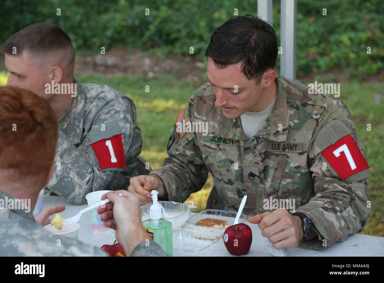 Stati Uniti Il personale dell'esercito Sgt. Eric falegname, assegnato all'esercito Lyster Comunità Ospedale, mangia il primo pasto caldo dopo il completamento del 2017 Best Medic concorrenza a Fort Bragg, N.C., Sett. 20, 2017. Il concorso ha testato il fisico e mentale di tenacità, nonché la competenza tecnica di ciascun medic per identificare il team si muove in avanti per rappresentare la regione al livello successivo del concorso. (U.S. Esercito foto di PFC. Meleesa Gutierrez) Foto Stock