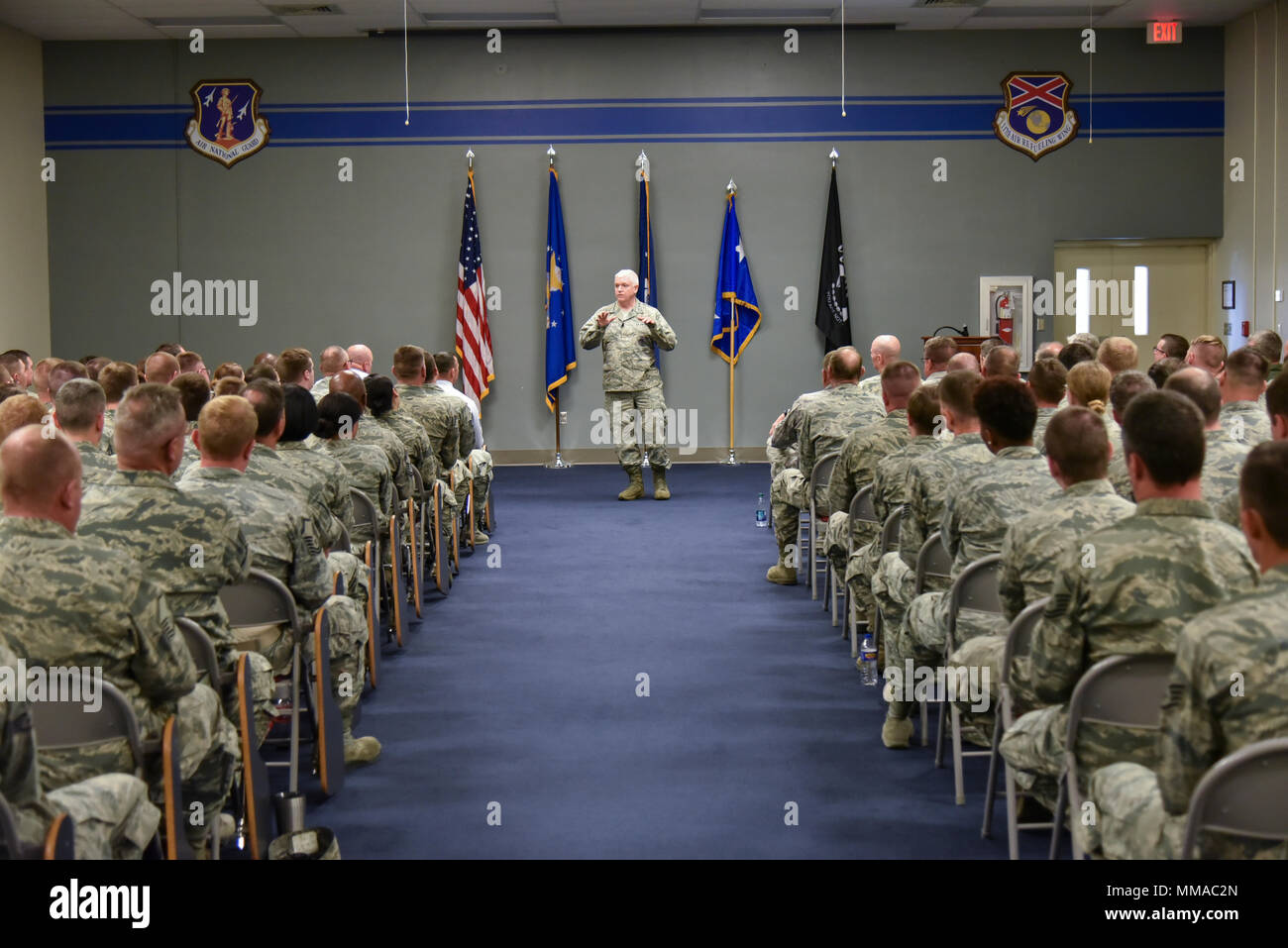 Avieri del 117Air Refuelling Wing, Birmingham, Alabama ascoltare come Lt. Gen. L. Scott Riso, Direttore, Air National Guard e Capo Comandante Sergente Ronald C. Anderson, capo del Comando per la Air National Guard parlare durante una visita a Sumpter Smith Air National Guard Base Ottobre 3, 2017. (U.S. Air National Guard foto di: Senior Master Sgt. Ken Johnson) Foto Stock