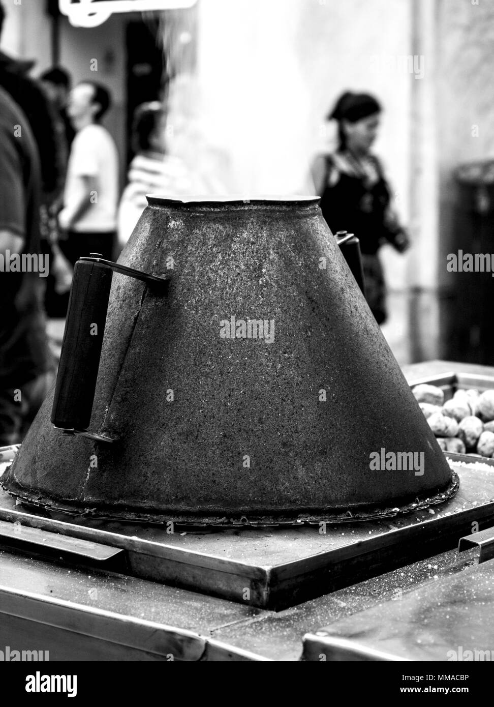 Tipico recipiente per la cottura di castagno portoghese Foto Stock