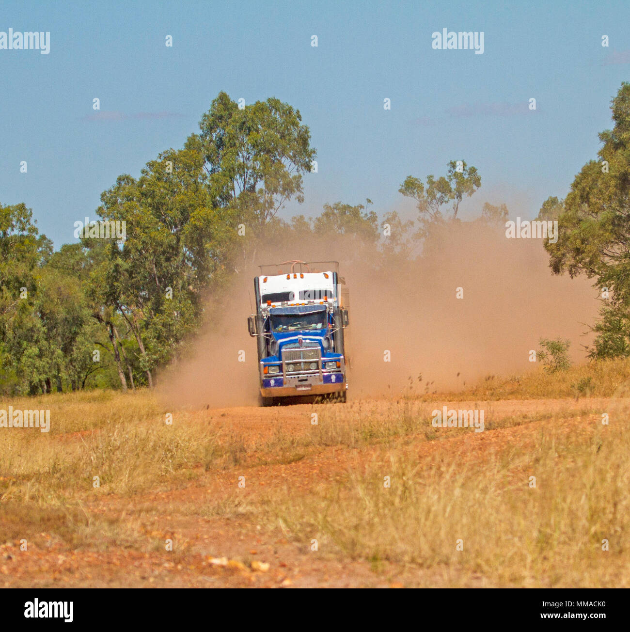 Semi-rimorchio carrello che viaggia lungo la outback road nella nube di polvere rossa vicino a Clermont in Western Australia Queensland Foto Stock