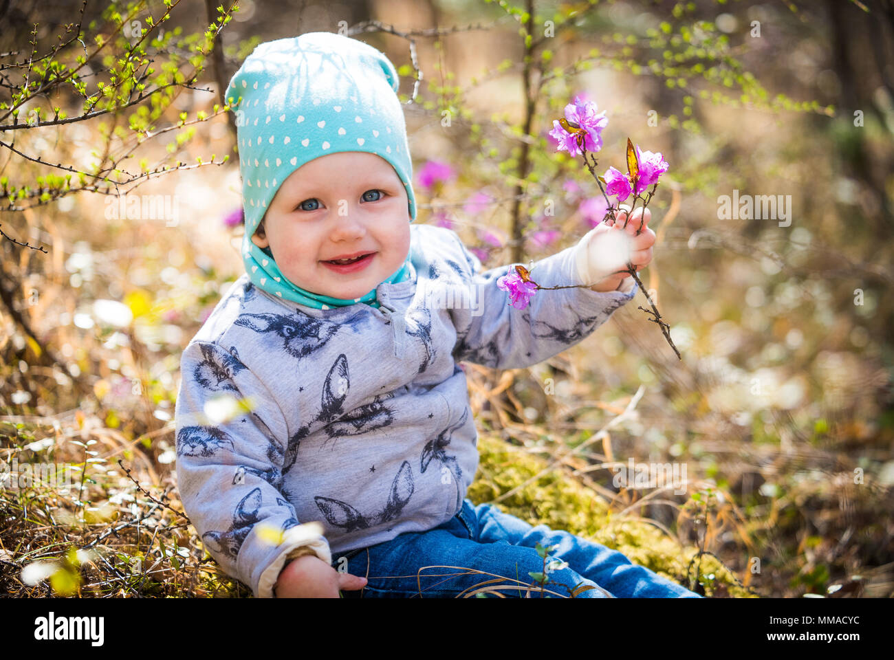 Infanzia felice. Baby girl ritratto all'aperto nella foresta Foto Stock