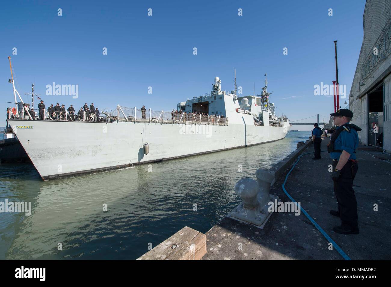 La HMCS Winnipeg (FFH 338) è una fregata classe Halifax della Royal Canadian Navy commissionata nel 1996. Il 4 ottobre 2017, la nave arrivò a San Francisco, California, per partecipare alla Fleet Week San Francisco, un evento di sensibilizzazione pubblica che coinvolgeva i servizi marittimi degli Stati Uniti e degli alleati. L'immagine di archivio registra la fregata che entra nel porto durante l'osservanza della Fleet Week. Foto Stock
