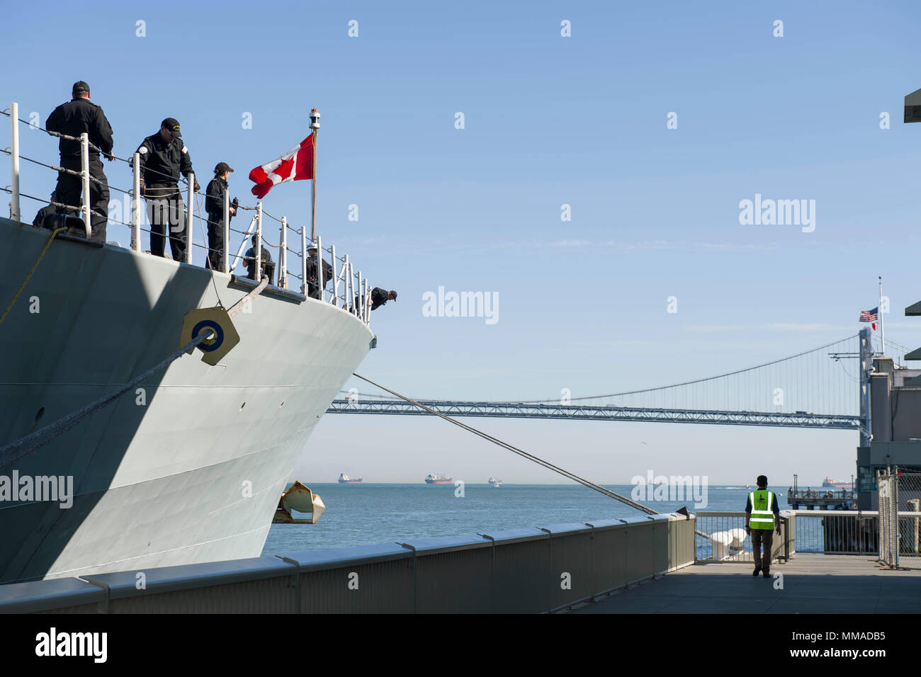 La HMCS Winnipeg (FFH 338) è una fregata classe Halifax della Royal Canadian Navy commissionata nel 1996. Il 4 ottobre 2017, la nave entrò nella baia di San Francisco per partecipare alla Fleet Week San Francisco, un evento annuale che mette in evidenza i servizi marittimi e la cooperazione nel settore della difesa. L'immagine di archivio registra la fregata durante il suo arrivo in porto. Foto Stock