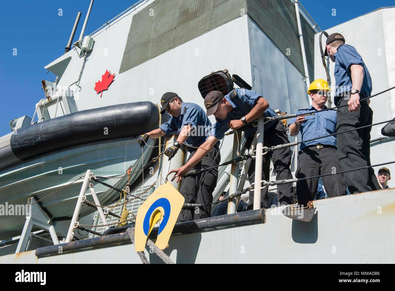 La HMCS Winnipeg (FFH 338) è una fregata classe Halifax della Royal Canadian Navy commissionata nel 1996. Il 4 ottobre 2017, i marinai eseguirono operazioni di ormeggio durante l'arrivo della nave a San Francisco per la Fleet Week di San Francisco. L'immagine di archivio documenta i membri dell'equipaggio che fissano le linee come parte delle procedure portuali standard. Foto Stock