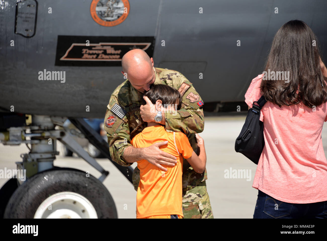 Lt. Col. Tommy Harrell, 151st Air Refuelling Squadron KC-135R pilota, abbraccia il suo figlio J.T. come sua moglie Shannon cattura il momento sulla fotocamera in McGhee Tyson ANG Base, TN. Lt. Col. Harrell ha appena completato il suo 'fini-volo' o finale volo su un ritorno da una distribuzione da Al Udeid Air Base, in Qatar. Si tratta di una lunga tradizione nella Air Force prima del pensionamento. (U.S. Air National Guard foto di Senior Master Sgt. Kendra M. Owenby, 134 ARW per Affari pubblici) Foto Stock