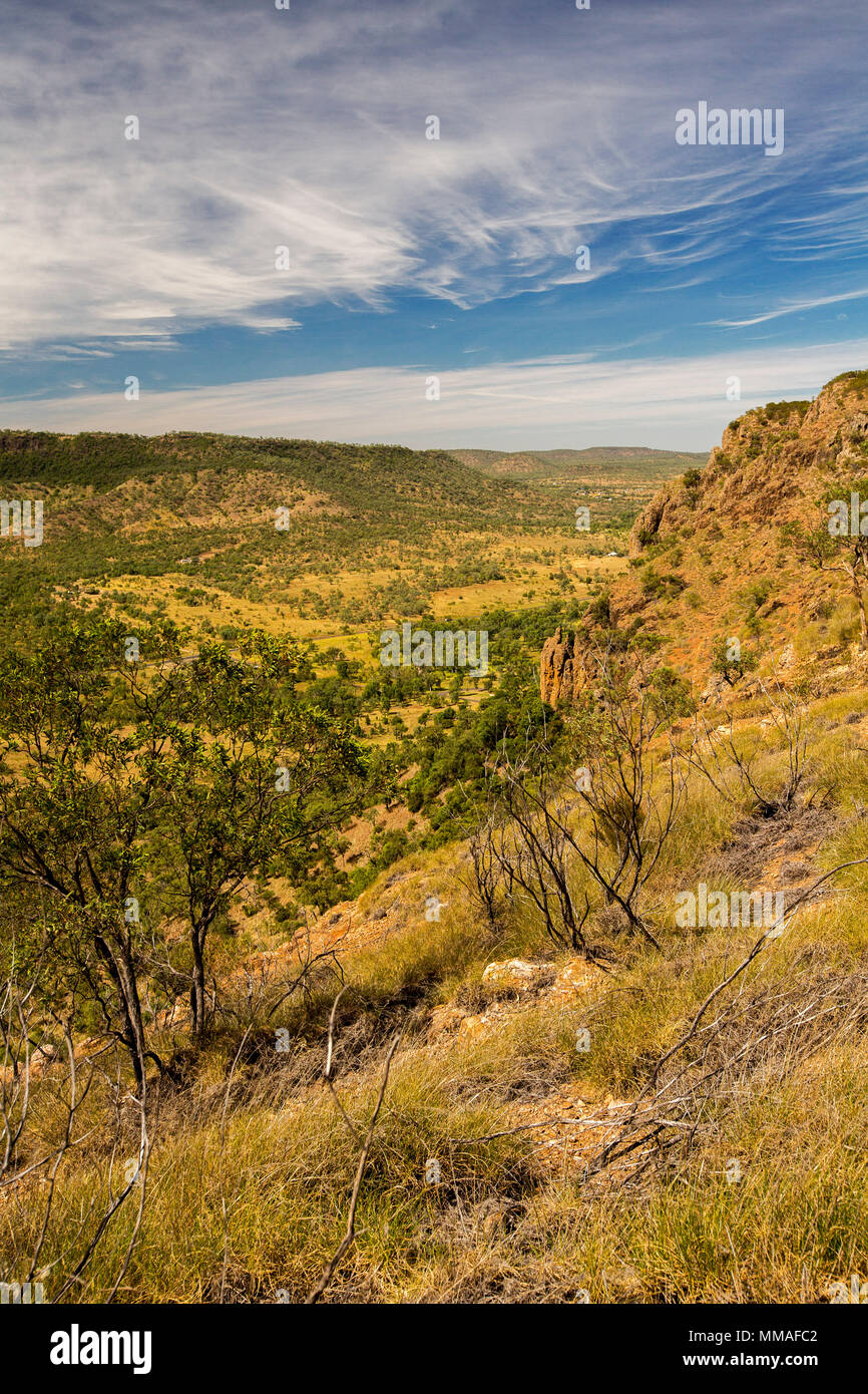 Vista del vasto entroterra paesaggio di gamme e pianure sotto il cielo blu da lookout a Minerva Hills National Park, vicino Springsure Queensland Australia Foto Stock
