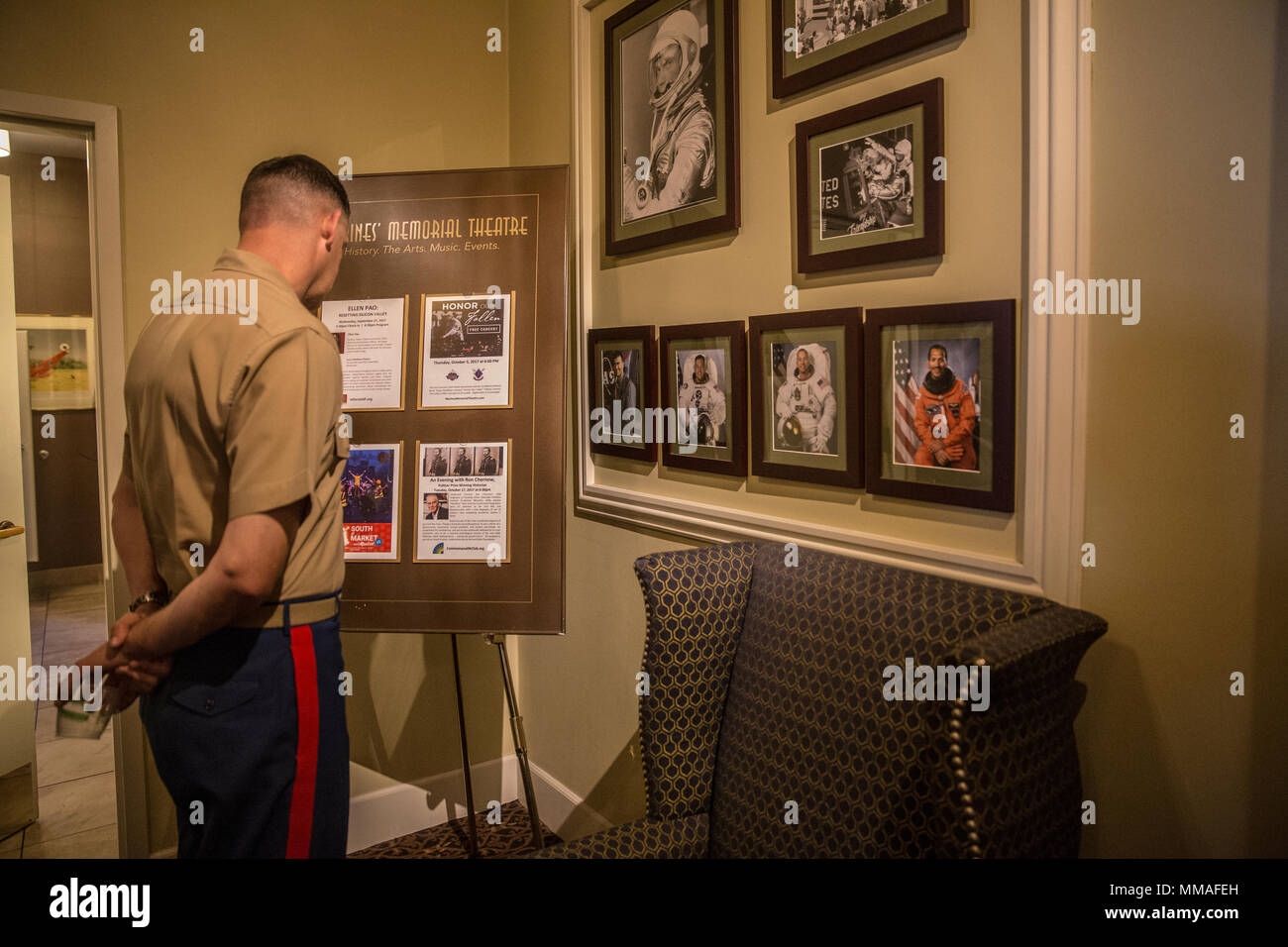 Lt. Col. Gary Thompson, comandante della Task Force di San Francisco la settimana della flotta, legge un display durante il Senior Leaders Seminario presso i Marines' Memorial Club Theater durante il San Francisco Fleet settimana a San Francisco, California, il 4 ottobre, 2017. Durante il seminario, oratori e partecipanti hanno discusso l'assistenza umanitaria, disastri e la guerra in Siria. Settimana della flotta consentirà di evidenziare naval personale, attrezzature, tecnologia e funzionalità, con un particolare accento sugli aiuti umanitari e di risposta di emergenza. (U.S. Marine Corps photo by Lance Cpl. Adam Dublinske) Foto Stock