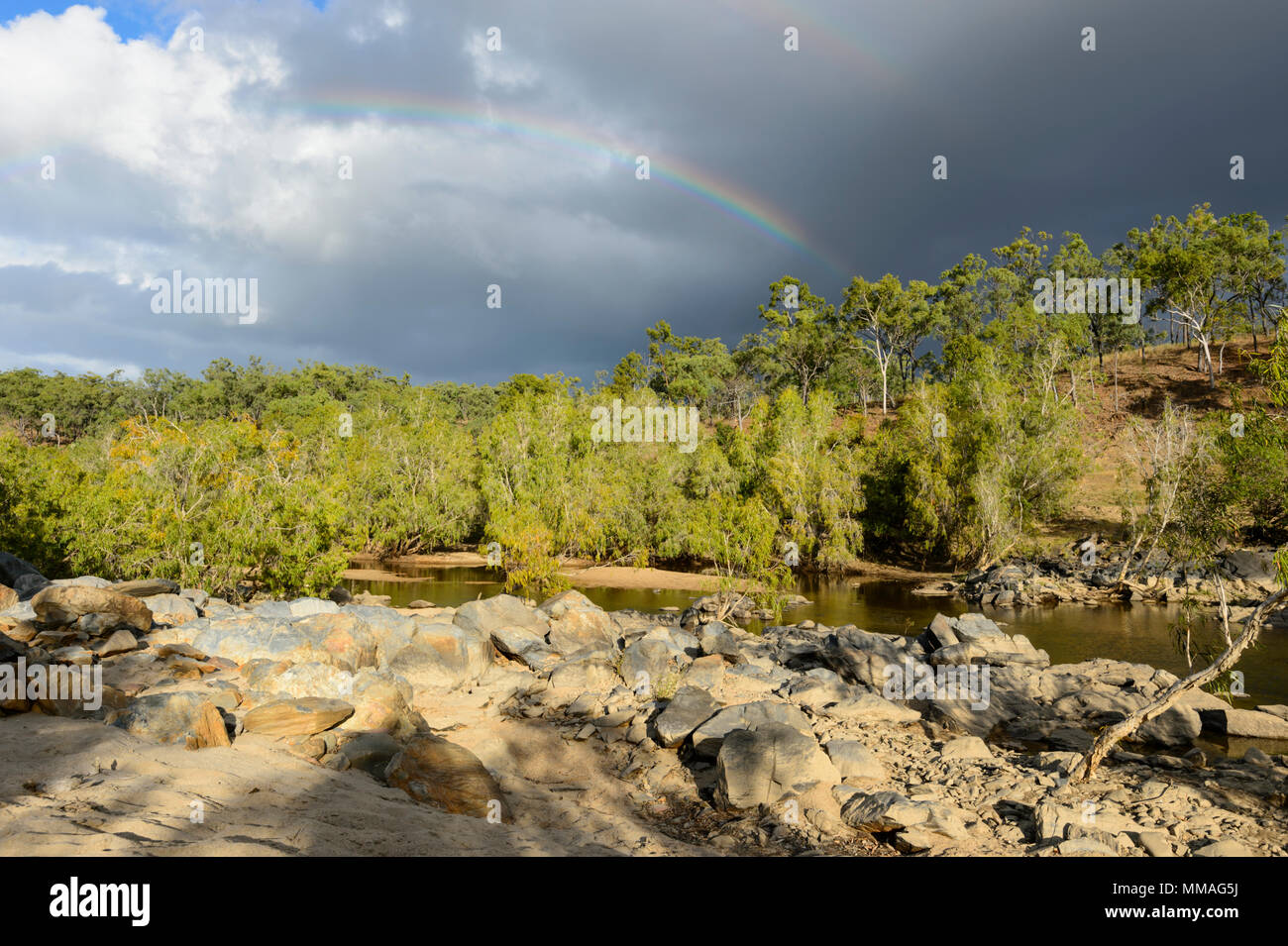 Nuvole nere e rainbow su bushland in Palmer River Goldfield, estremo Nord Queensland, FNQ, QLD, Australia Foto Stock