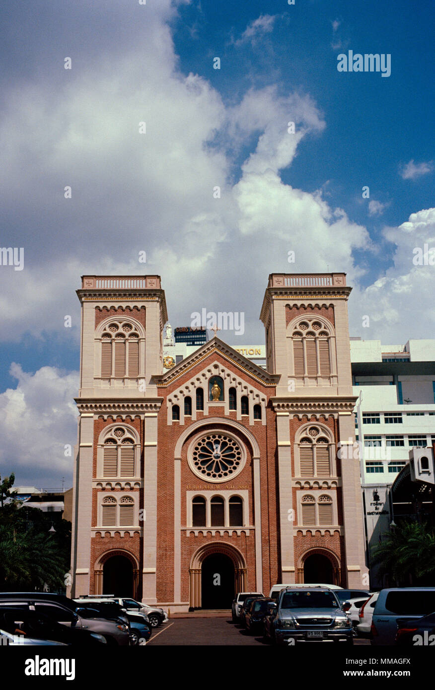 Architettura romanica del Cattolico Romano Cattedrale dell Assunzione a Bang Rak a Bangkok in Tailandia in Asia del sud-est in Estremo Oriente. Viaggiare Foto Stock