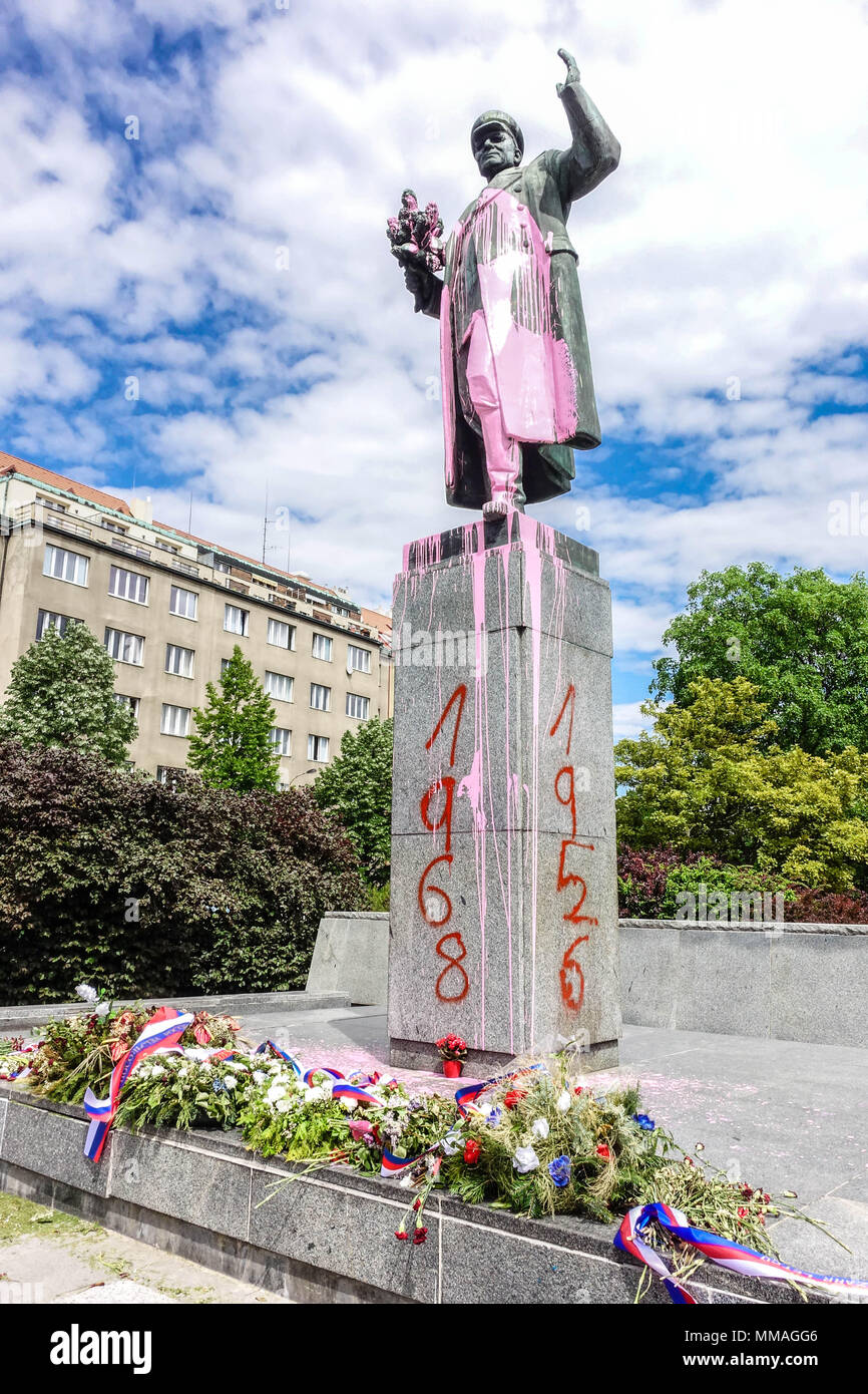 Praga Dejvice, qualcuno la notte del 8 maggio 2018 lucidato scultura rosato del maresciallo Konev e spruzzata sulla base anno 1956 e 1968. Foto Stock