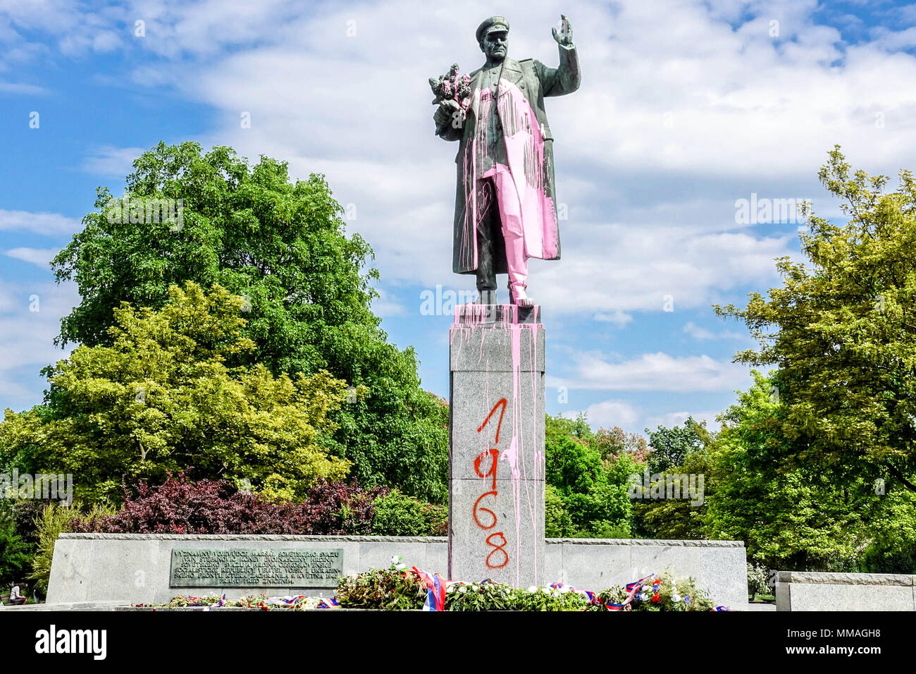 Statua del maresciallo sovietico Konev dipinto in colore rosa e iscrizione 1968. Dejvice, Praga, Repubblica Ceca Foto Stock
