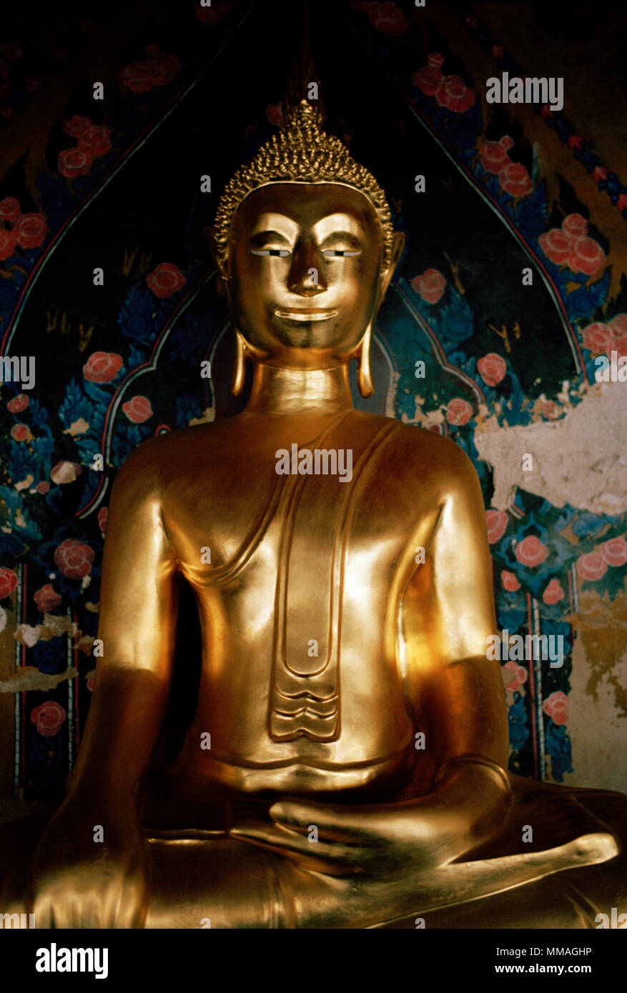 Il Buddha a Wat Arun - Tempio di Dawn in Bangko Yai Thonburi a Bangkok in Tailandia in Asia del sud-est in Estremo Oriente. Serena serenità arte Travel Foto Stock
