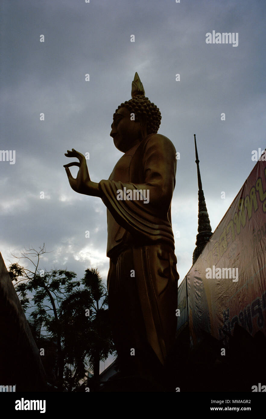 Crepuscolo e il Buddha a Wat Arun - Tempio di Dawn in Bangko Yai Thonburi a Bangkok in Tailandia in Asia del sud-est in Estremo Oriente. Serenità Travel Foto Stock