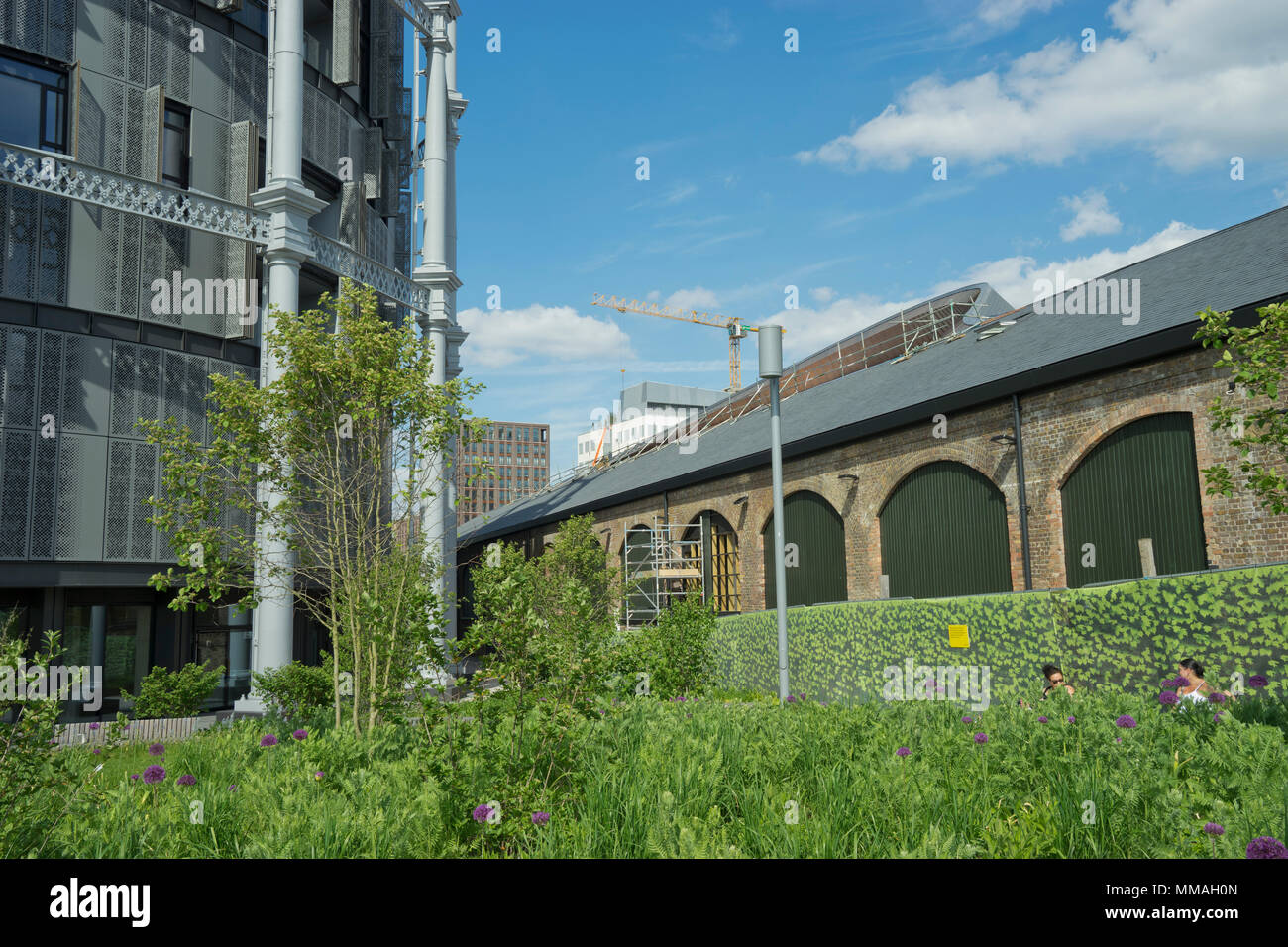 Visualizzare di nuovo sviluppo edilizio di carbone scende in cortile e costruzione di vicino alla Central Saint Martins University of the Arts sito in King's Cross,Lond Foto Stock