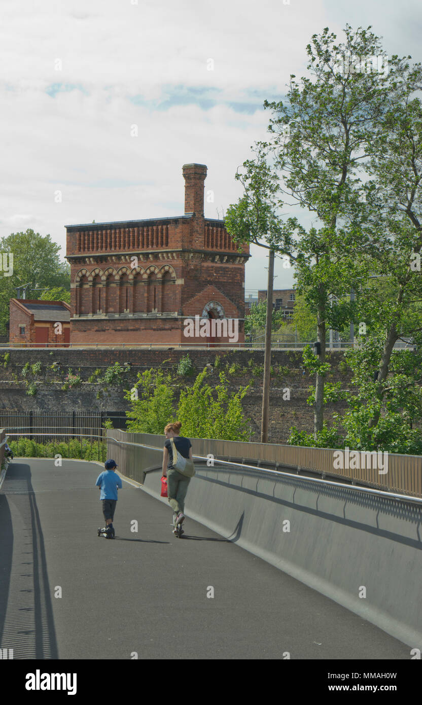 Visualizzare di nuovo sviluppo edilizio di carbone scende in cortile e costruzione di vicino alla Central Saint Martins University of the Arts sito in King's Cross,Lond Foto Stock