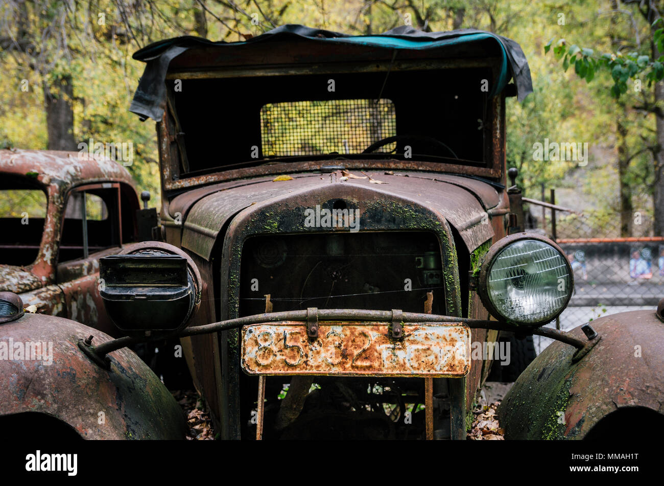 Pasanauri, Georgia - 21 Ottobre 2016: il vecchio arrugginito fuori rottami auto retrò Ford di AA o di Gaz AA 1920s e 1930s che è stato abbandonato nella foresta di boschi Foto Stock