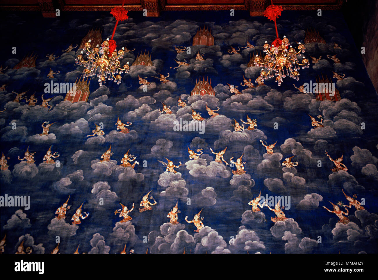 L affresco nella ubosot del tempio buddista in Wat Thewa Ratchakunchon a Bangkok in Tailandia in Asia del sud-est in Estremo Oriente. Il buddismo arte viaggi a colori Foto Stock
