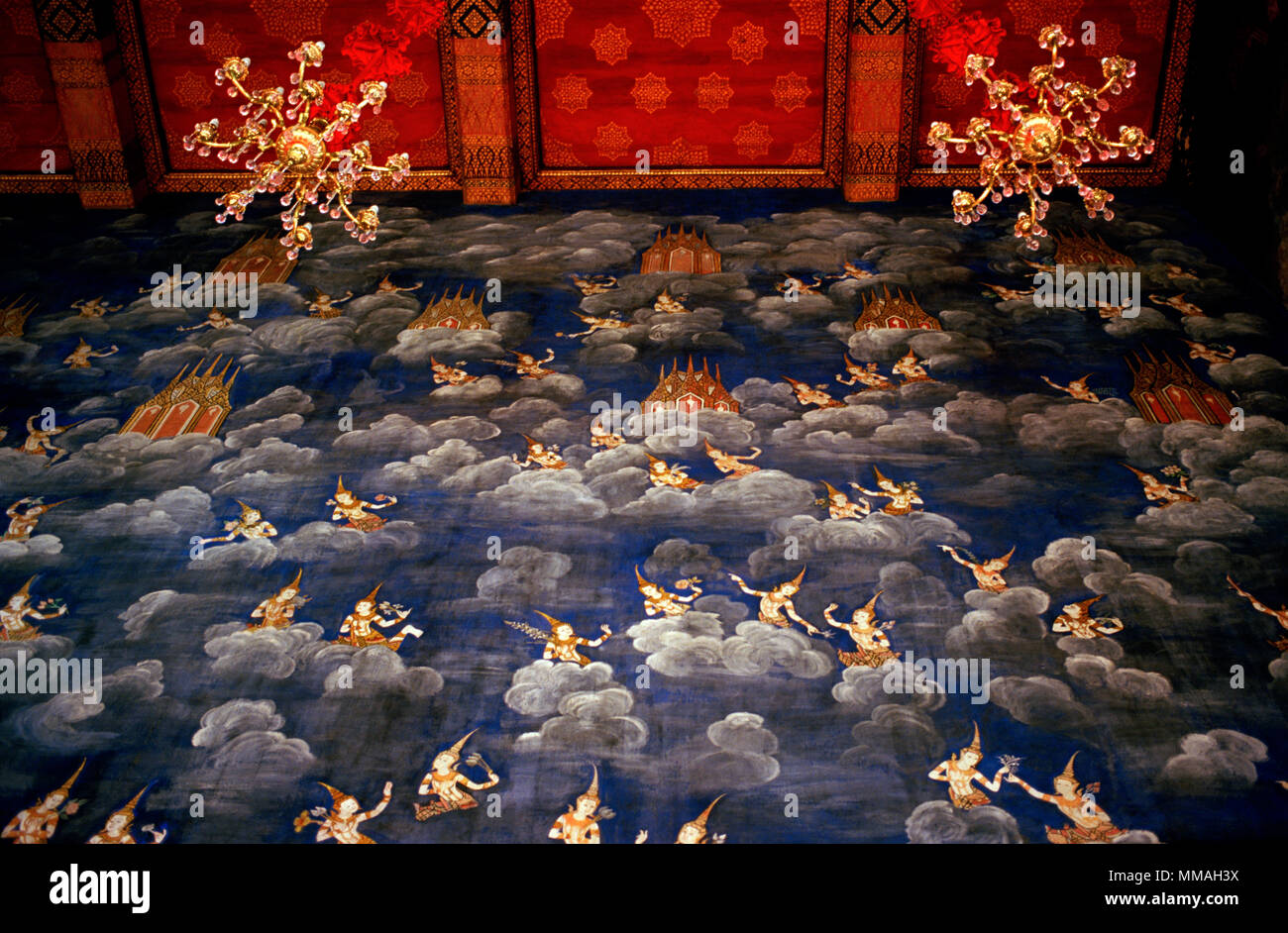 L affresco nella ubosot del tempio buddista in Wat Thewa Ratchakunchon a Bangkok in Tailandia in Asia del sud-est in Estremo Oriente. Il buddismo arte viaggi a colori Foto Stock