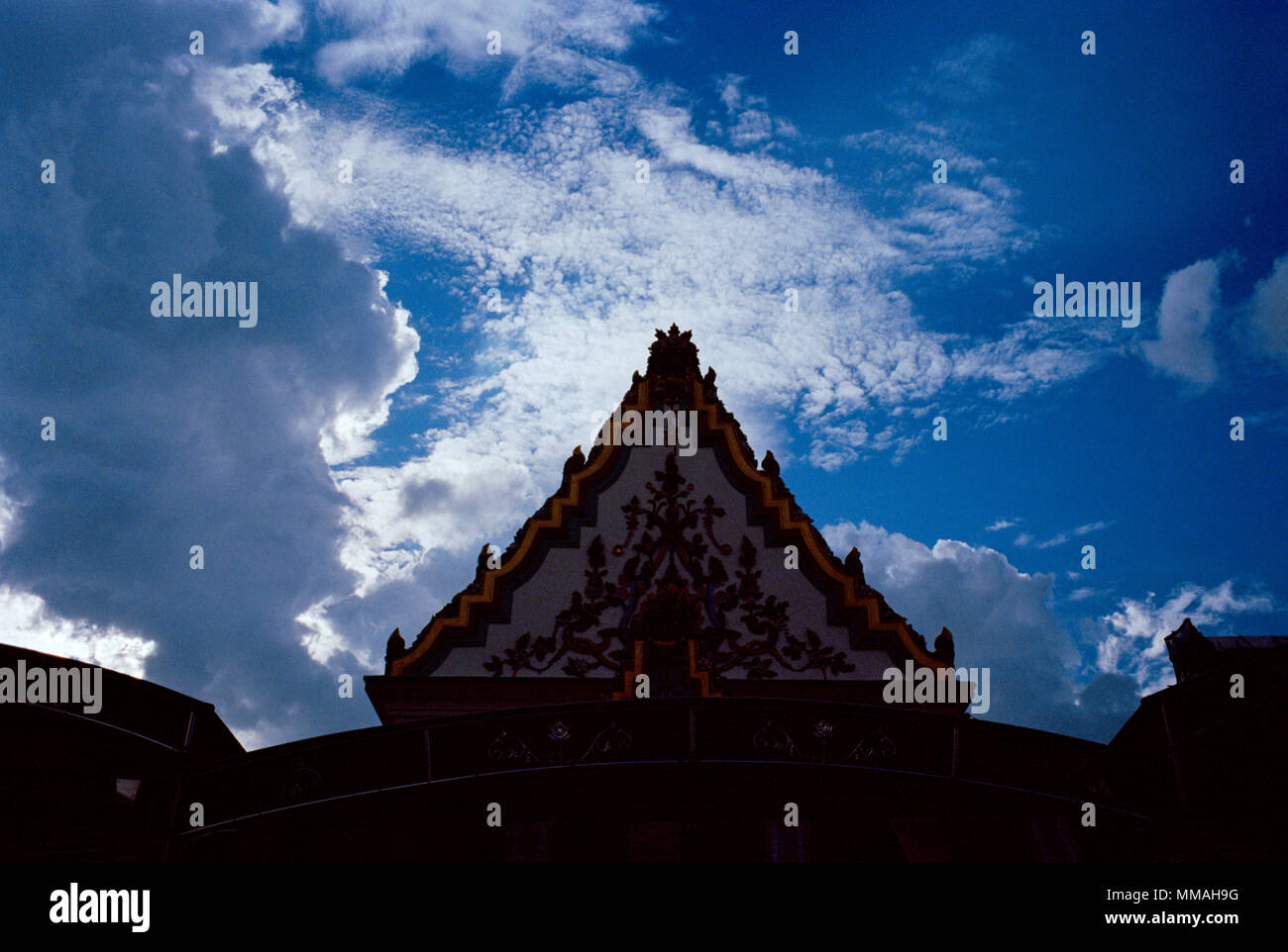 Drammatica azzurro Cielo di tramonto al Wat Chamnihattakan Sam Ngam a Bangkok in Tailandia in Asia del sud-est in Estremo Oriente. Viaggiare Colore Colore Foto Stock