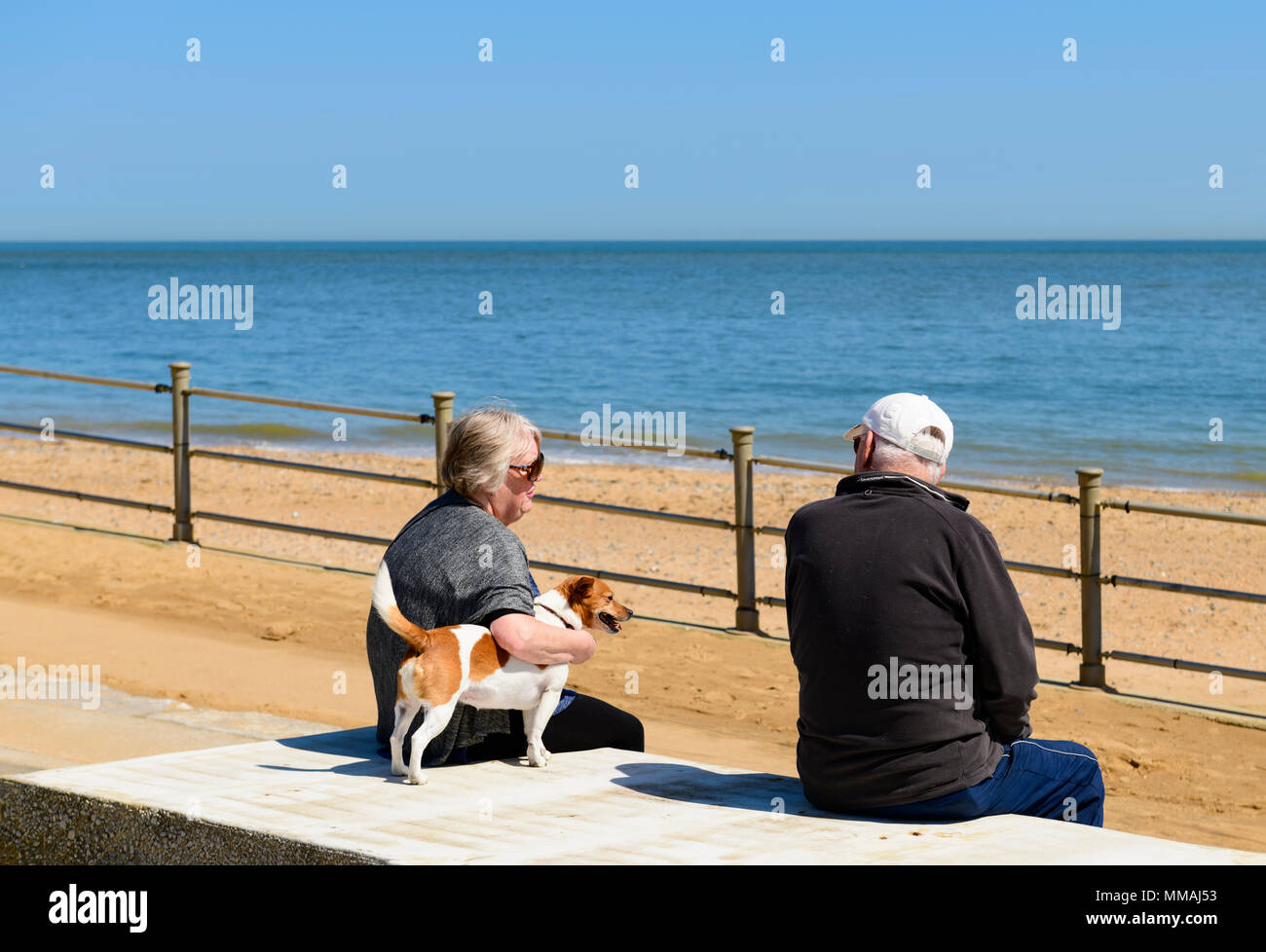 Coppia di mezza età che guarda al mare in un giorno caldo e soleggiato, Ramsgate promenade, REGNO UNITO Foto Stock