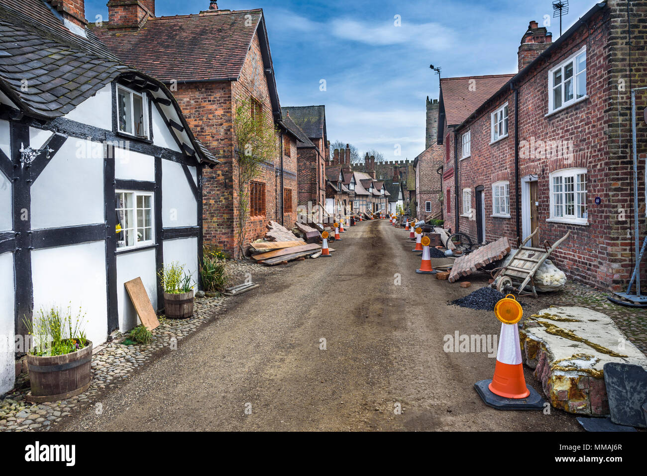 Puntelli e detriti cucciolata a fianco di cottages per la nuova BBC dramma "La Guerra dei mondi" da HG Wells,girato a grande villaggio Budworth, Cheshire, aprile 20 Foto Stock