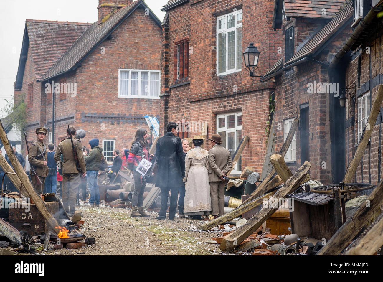 Grande Budworth, UK. Il 9 aprile 2018. Attori vestiti in costumi Eduardiana e troupe, starring nel nuovo dramma della BBC "La Guerra dei mondi" da HG Wells, Foto Stock