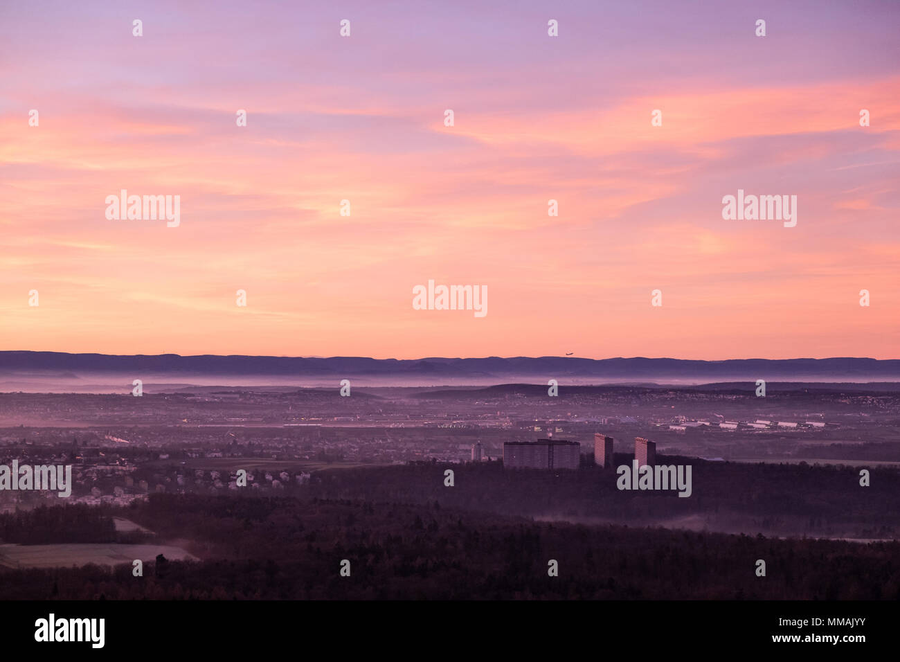 Vista aerea della città di Stoccarda verso il Giura svevo con un aereo a partire in una bella mattina sunrise come visto dalla torre della TV (felci Foto Stock