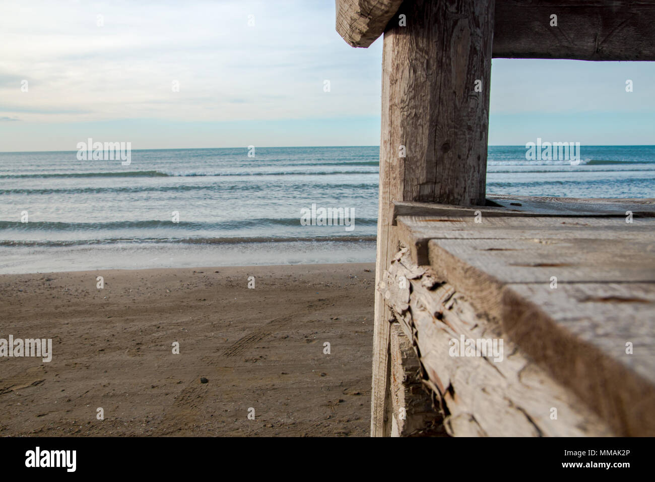 Svuotare asse di legno tabella con lo sfondo del mare. Foto Stock