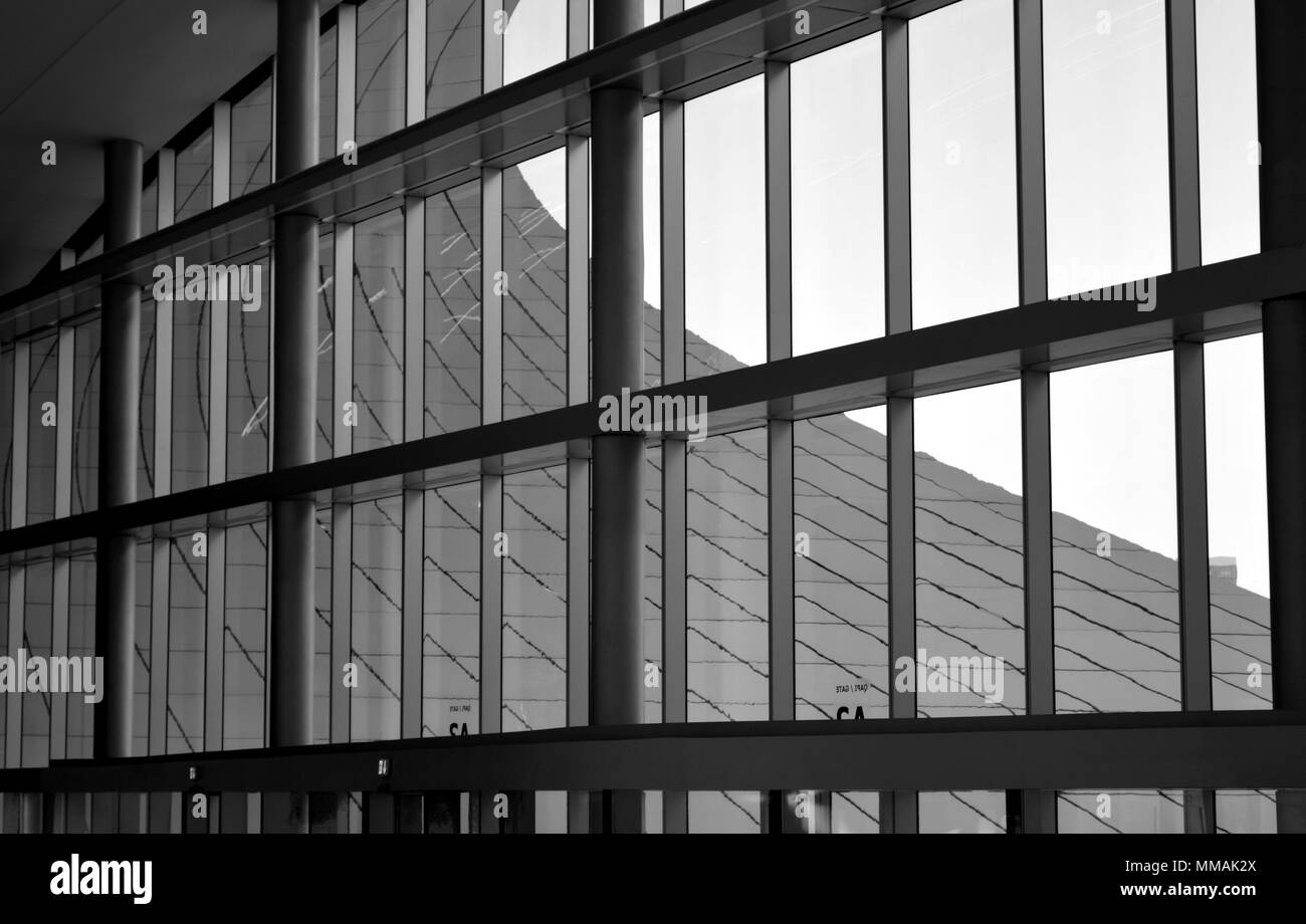 Architettura moderna con il vetro del finestrino anteriore. ufficio complesso Foto Stock