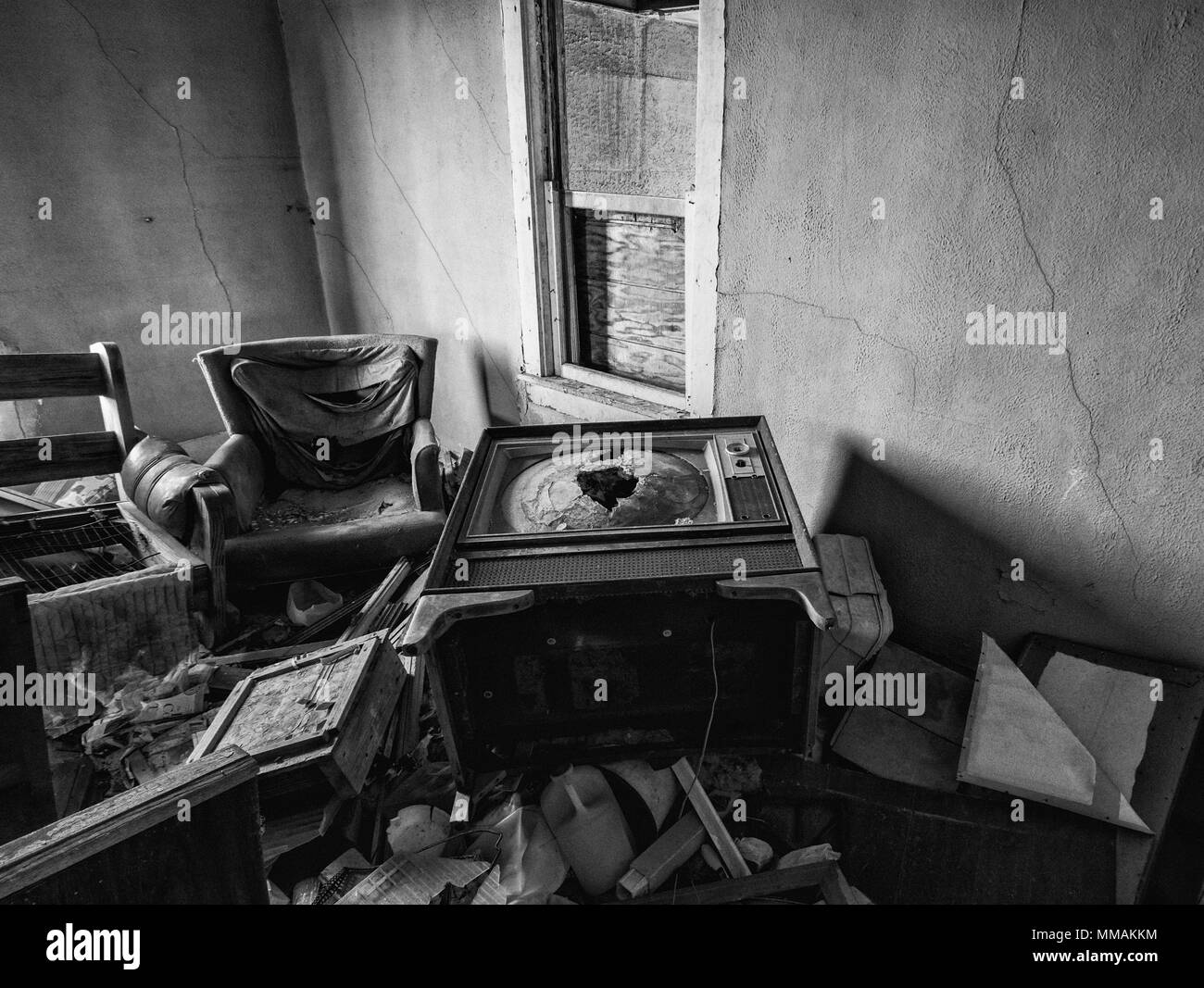 L'interno di una casa abbandonata. Questa casa è stata abbandonata da anni e sta mostrando segni di vandalismo e di deterioramento. Foto Stock