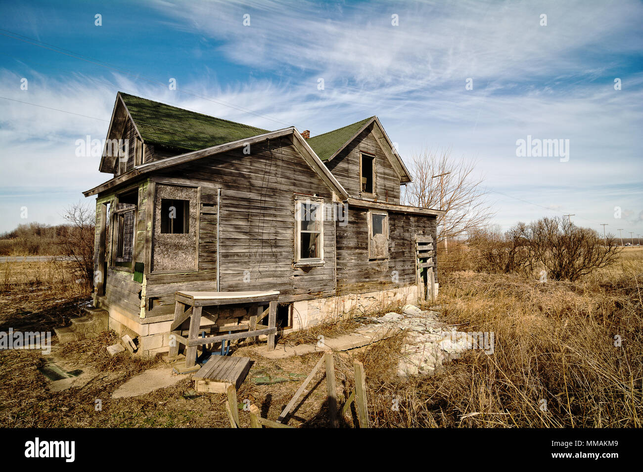 Foto di un vecchio scary abbandonato farm house che peggiora con il tempo e l'incuria. Foto Stock