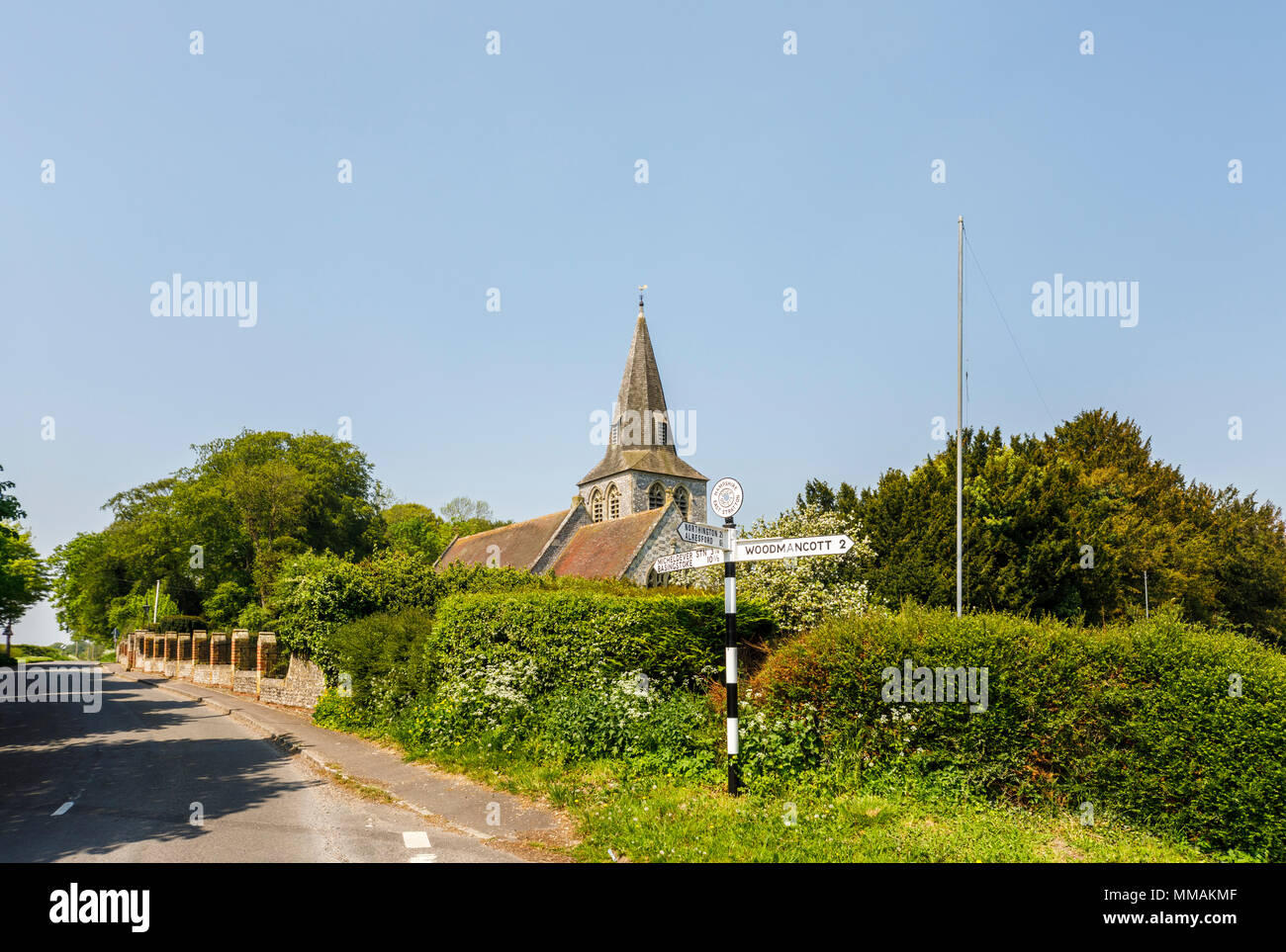 Segnaletica in corrispondenza di un incrocio in Oriente Stratton vicino a Winchester in Hampshire, Inghilterra meridionale che puntano a Woodmancott e locali di città e villaggi Foto Stock