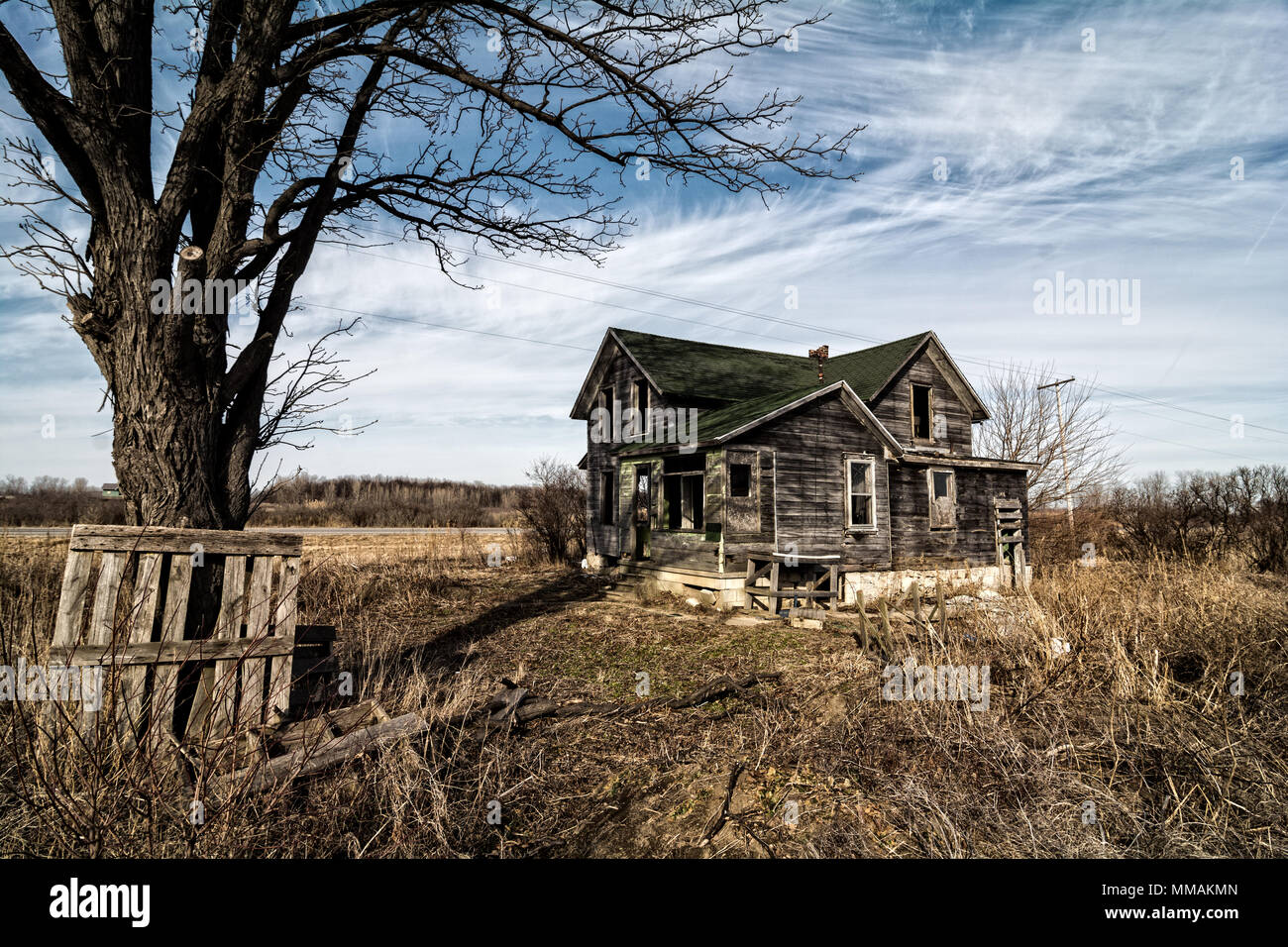 Foto di un vecchio scary abbandonato farm house che peggiora con il tempo e l'incuria. Foto Stock