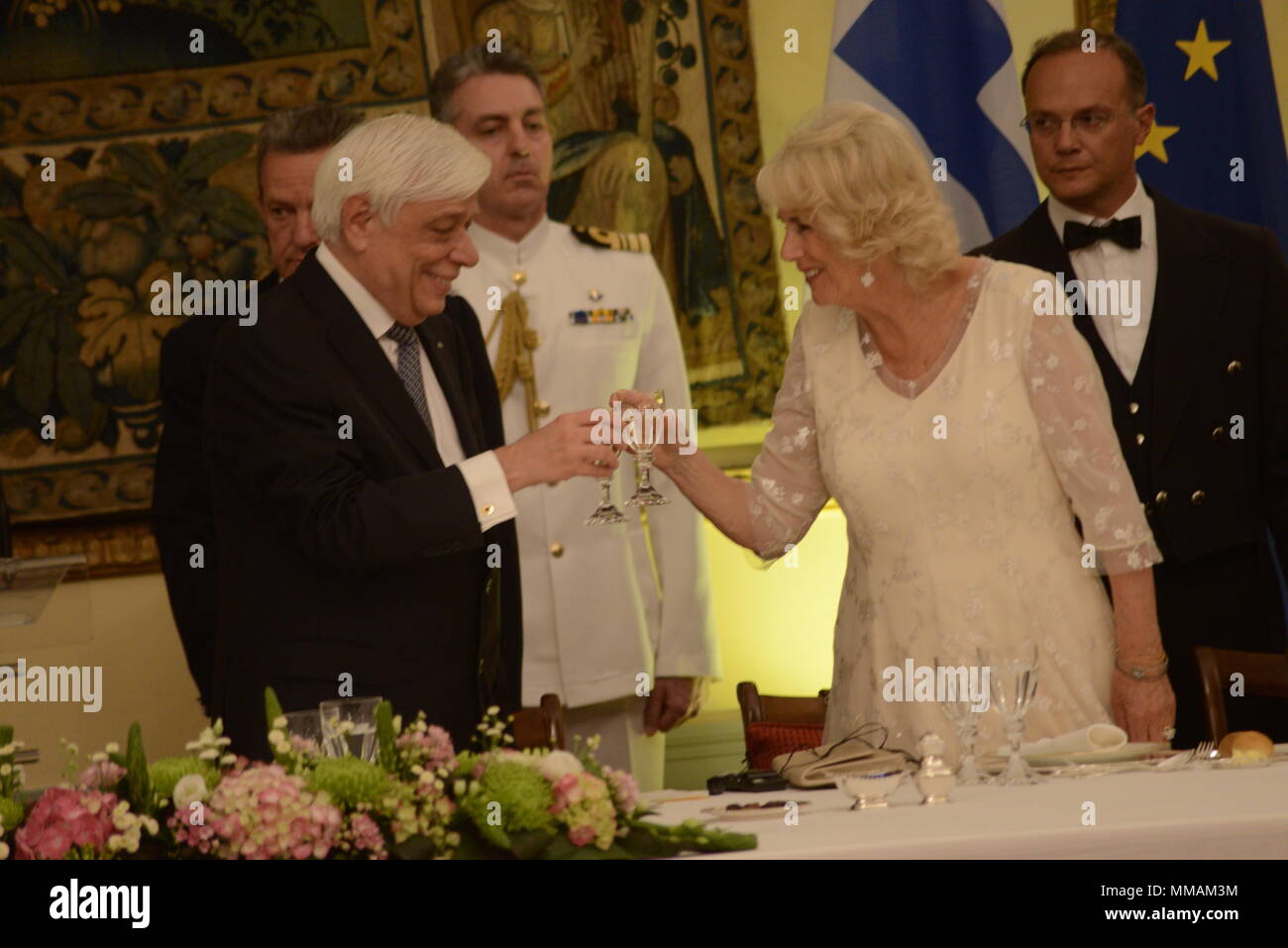 Atene, Grecia. 09 Maggio, 2018. Prokopis Pavlopoulos Presidente della Repubblica ellenica (sinistra) di proporre con il suo vetro alla duchessa di Cornovaglia Camilla Parker Bowles (destra), al termine del discorso e la cena ufficiale. Credito: Dimitrios Karvountzis/Pacific Press/Alamy Live News Foto Stock