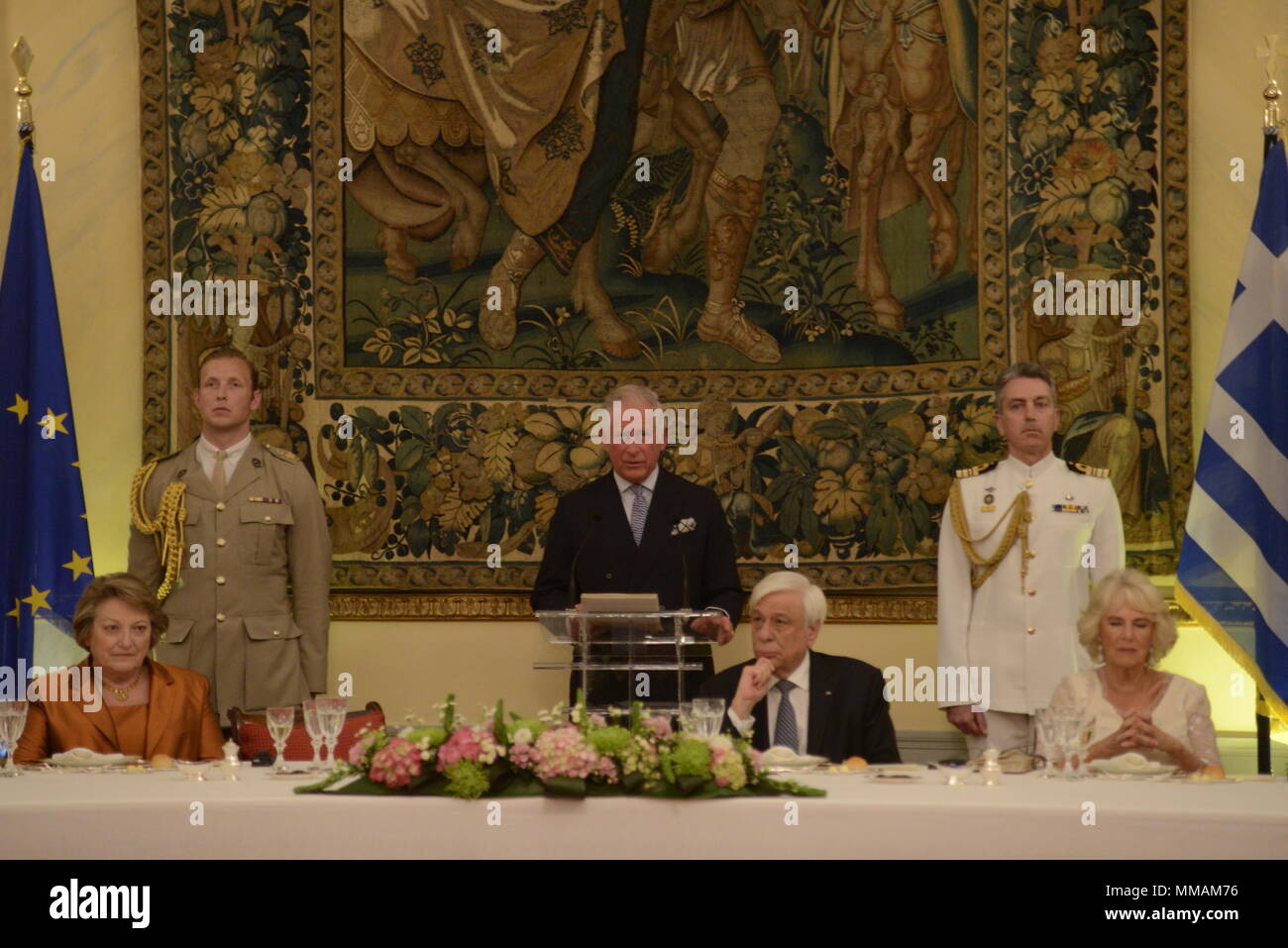 Atene, Grecia. 09 Maggio, 2018. Charles, Principe di Galles, durante il suo discorso alla cena ufficiale in suo onore in greco palazzo presidenziale, in presenza di Vlassia Pavlopoulou-Peltsemi (sinistra), Prokopis Pavlopoulos Presidente della Repubblica ellenica (centro) e della Duchessa di Cornovaglia Camilla Parker Bowles (a destra). Credito: Dimitrios Karvountzis/Pacific Press/Alamy Live News Foto Stock