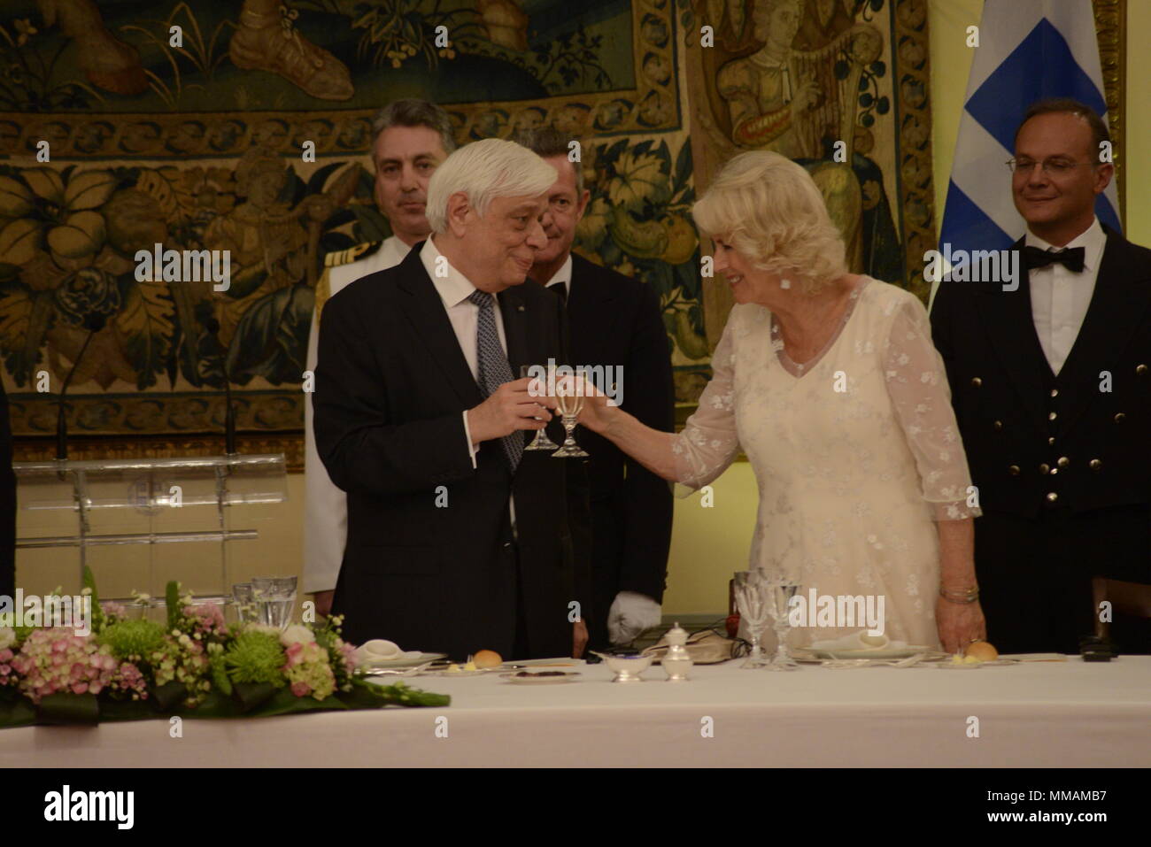 Atene, Grecia. 09 Maggio, 2018. Prokopis Pavlopoulos Presidente della Repubblica ellenica (sinistra) di proporre con il suo vetro alla duchessa di Cornovaglia Camilla Parker Bowles (destra), al termine del discorso e la cena ufficiale. Credito: Dimitrios Karvountzis/Pacific Press/Alamy Live News Foto Stock