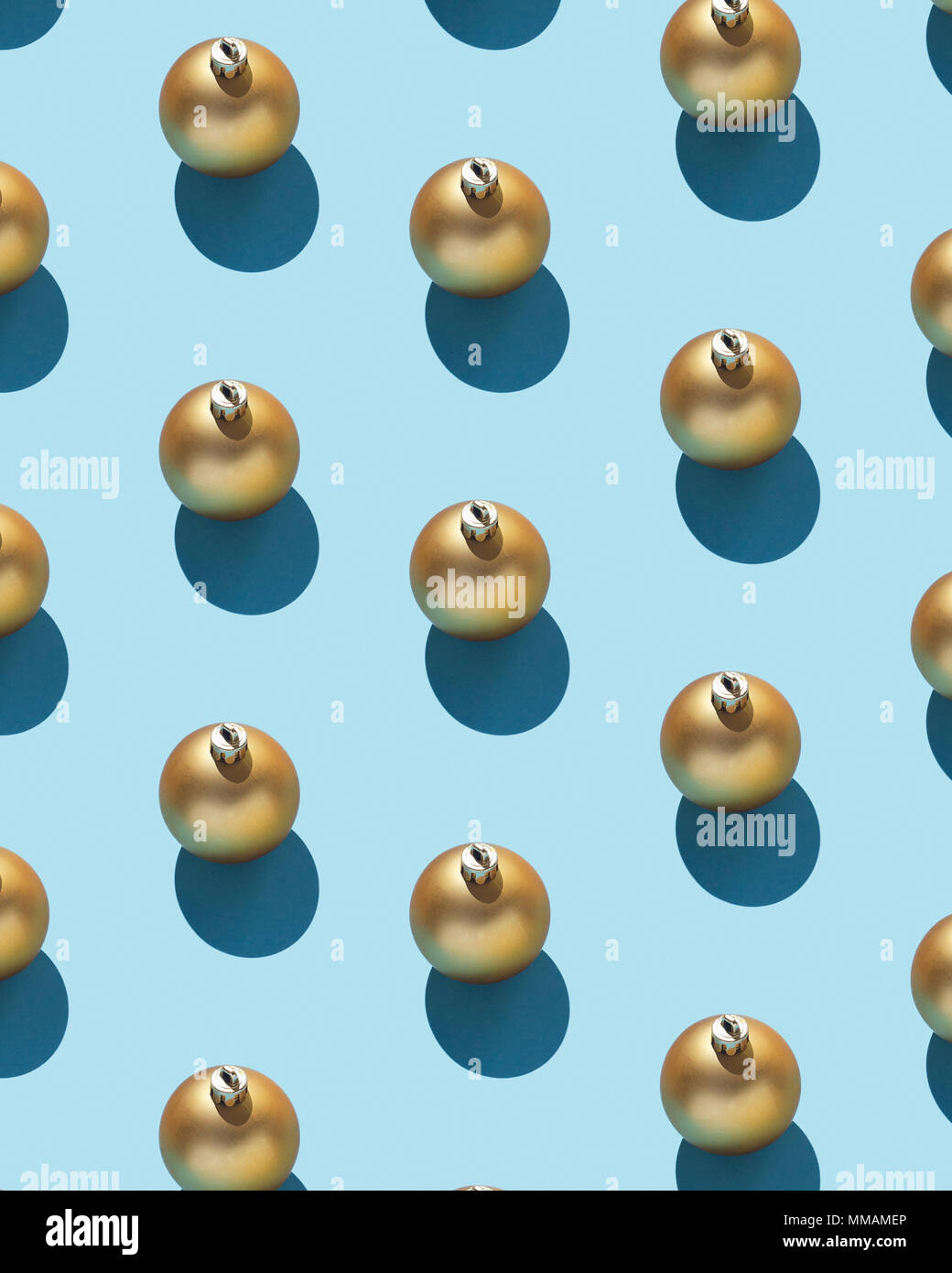 Baubles di Natale organizzato su sfondo blu Foto Stock