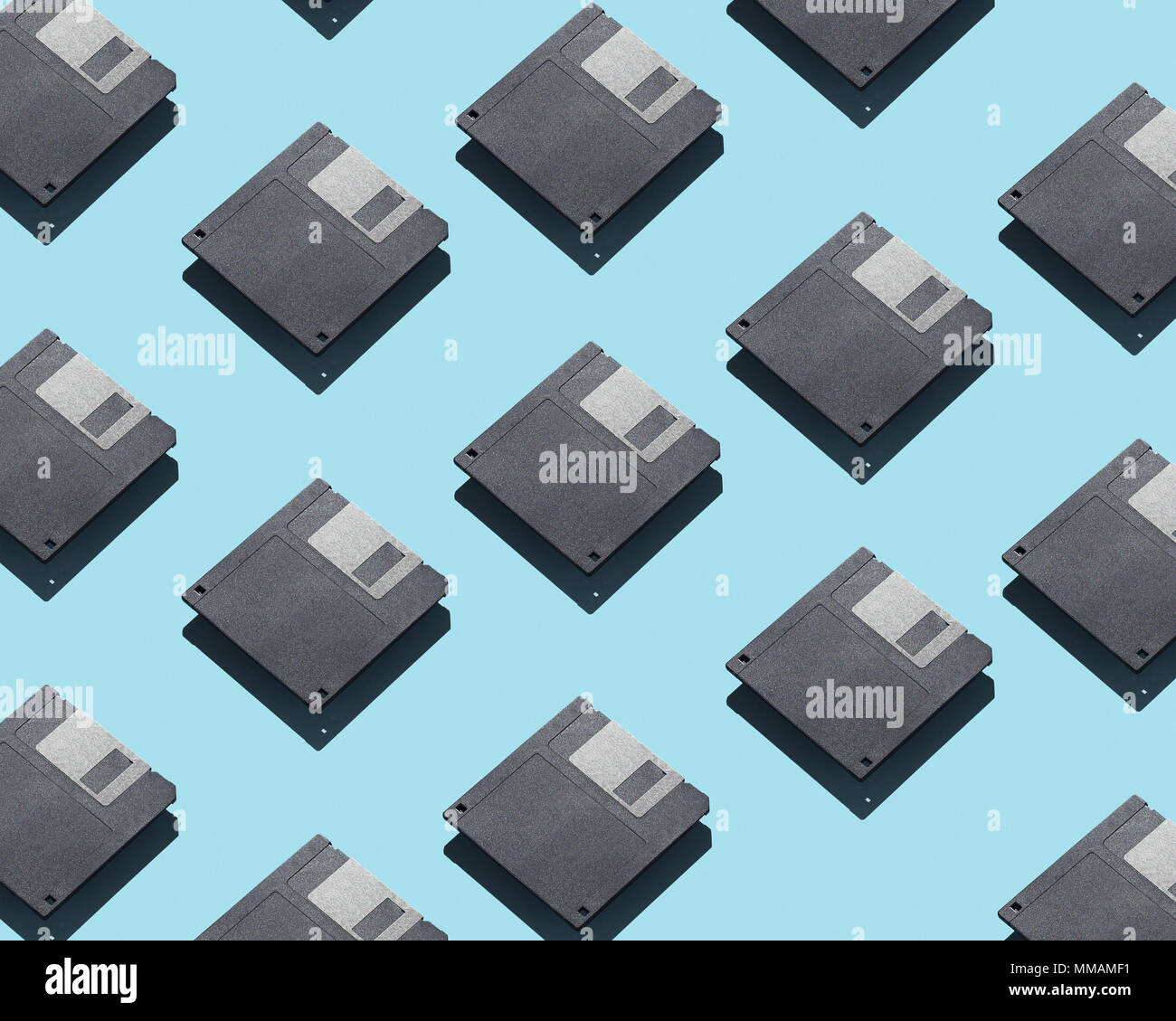 I dischi floppy organizzato su sfondo blu Foto Stock
