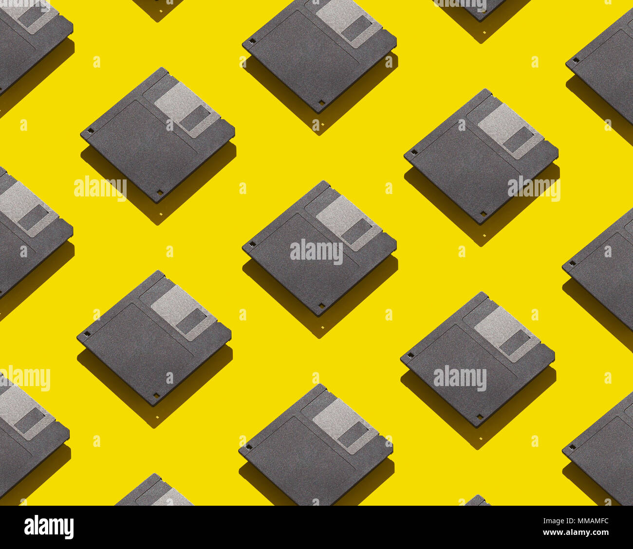 I dischi floppy organizzato su sfondo giallo Foto Stock