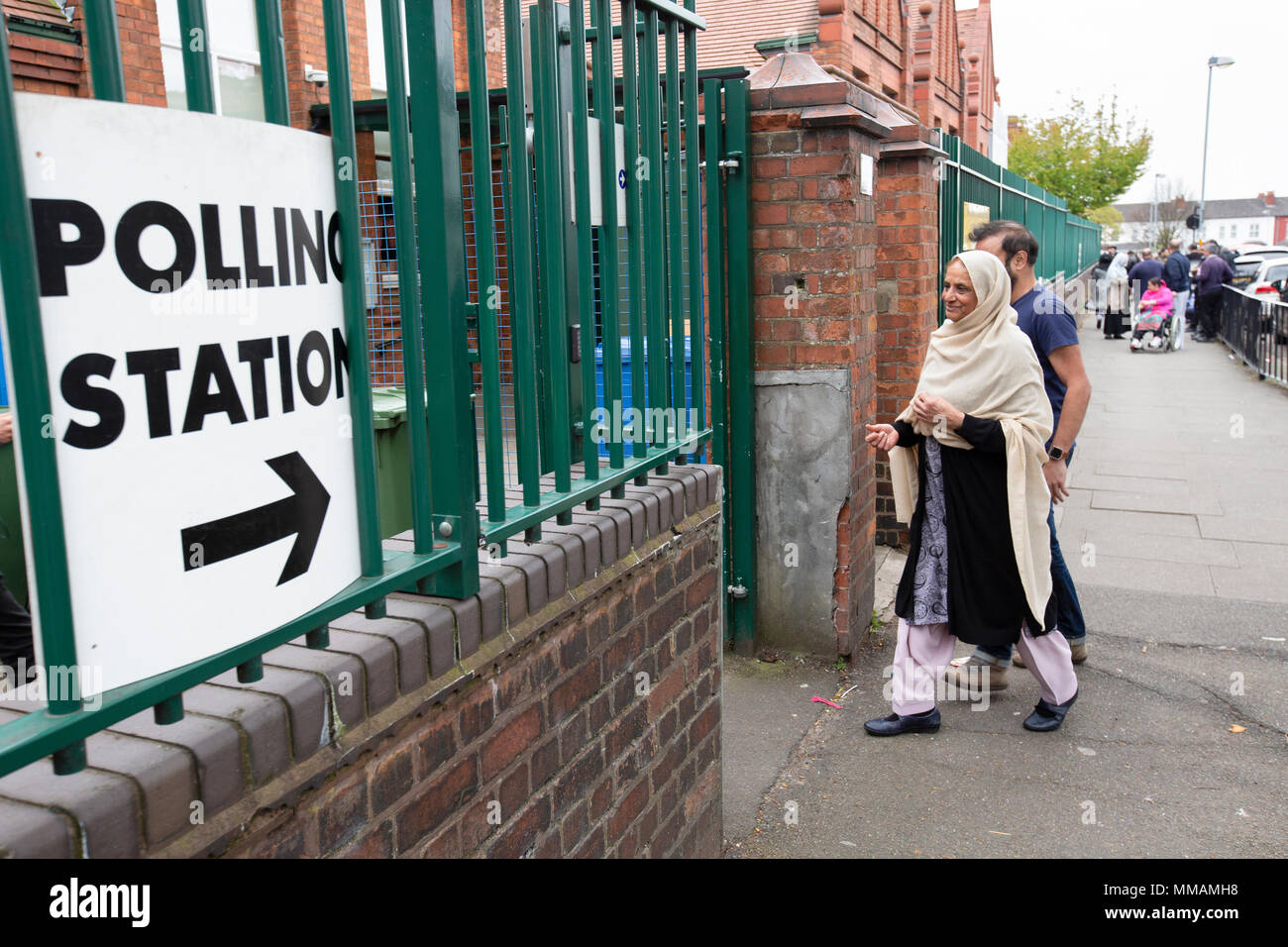 Elettori musulmani che arrivano ad una stazione di polling in Small Heath, Birmingham, per le elezioni locali nel maggio 2018. Foto Stock
