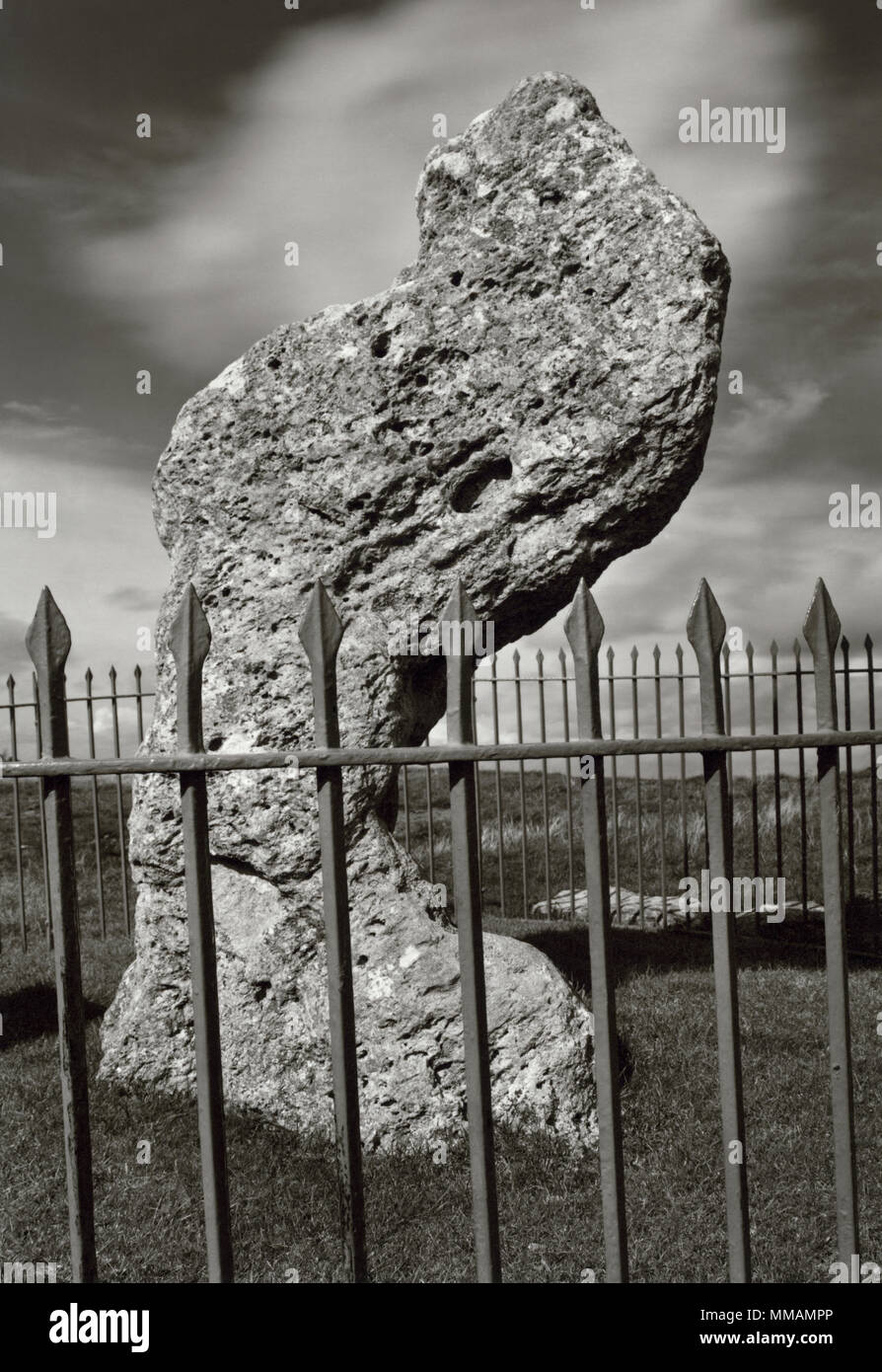 Visualizzare NW del re neolitico in pietra pietra permanente, Oxfordshire, Inghilterra, Regno Unito. Situato vicino alla parte superiore di un innalzamento naturale accanto a una pista di epoca preistorica. Foto Stock