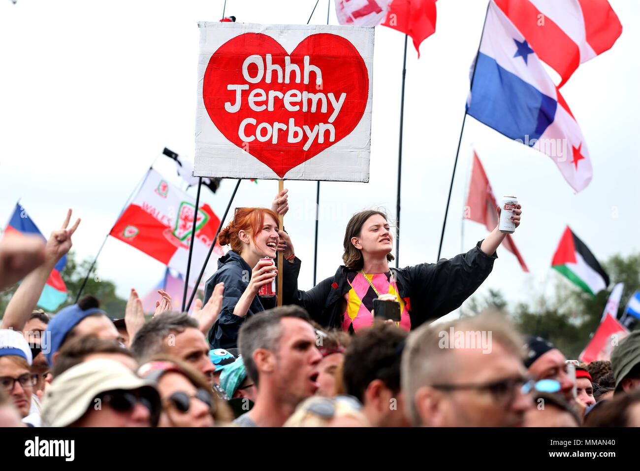 La folla si rallegrerà come leader laburista Jeremy Corbyn risolve il 2017 Festival di Glastonbury Foto Stock