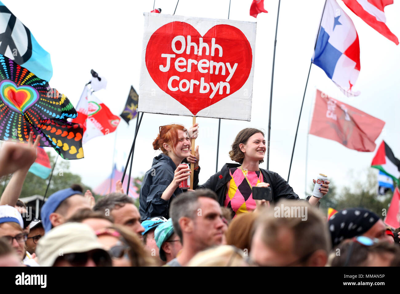 La folla si rallegrerà come leader laburista Jeremy Corbyn risolve il 2017 Festival di Glastonbury Foto Stock