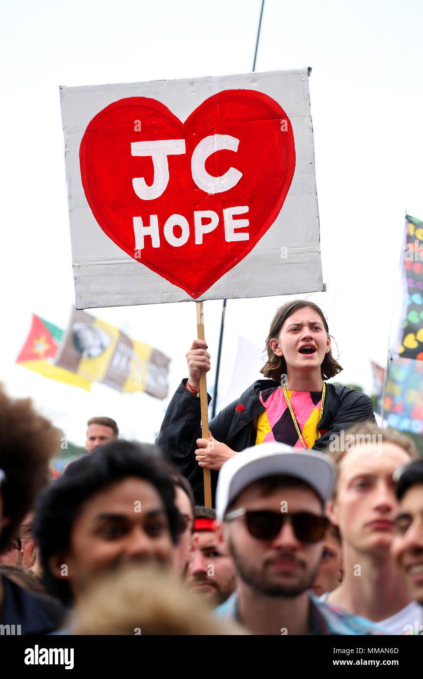 La folla si rallegrerà come leader laburista Jeremy Corbyn risolve il 2017 Festival di Glastonbury Foto Stock