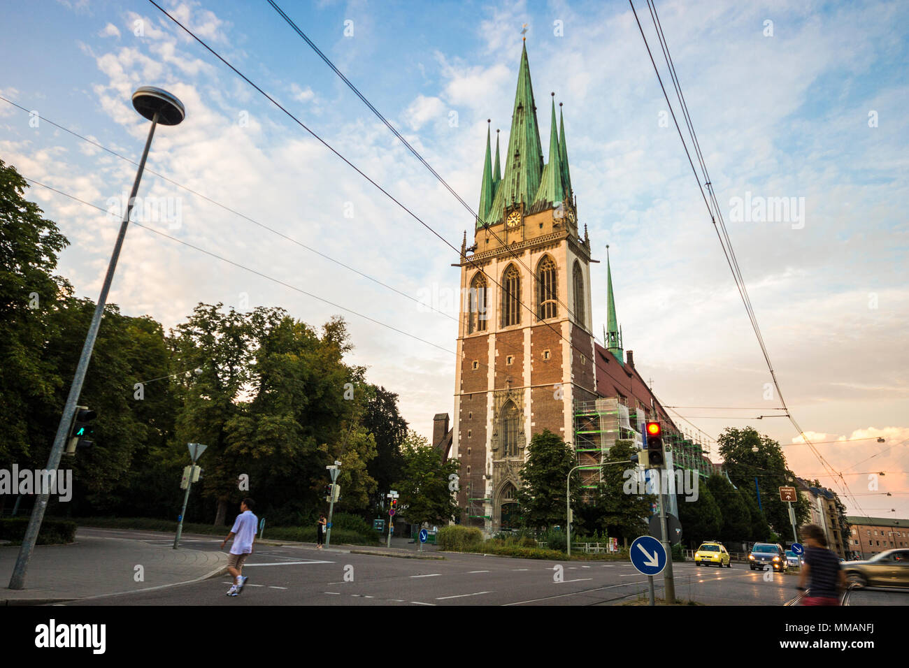 Ulm, Germania. Viste di Saint George's chiesa cattolica (Kirche St. Georg) al tramonto Foto Stock